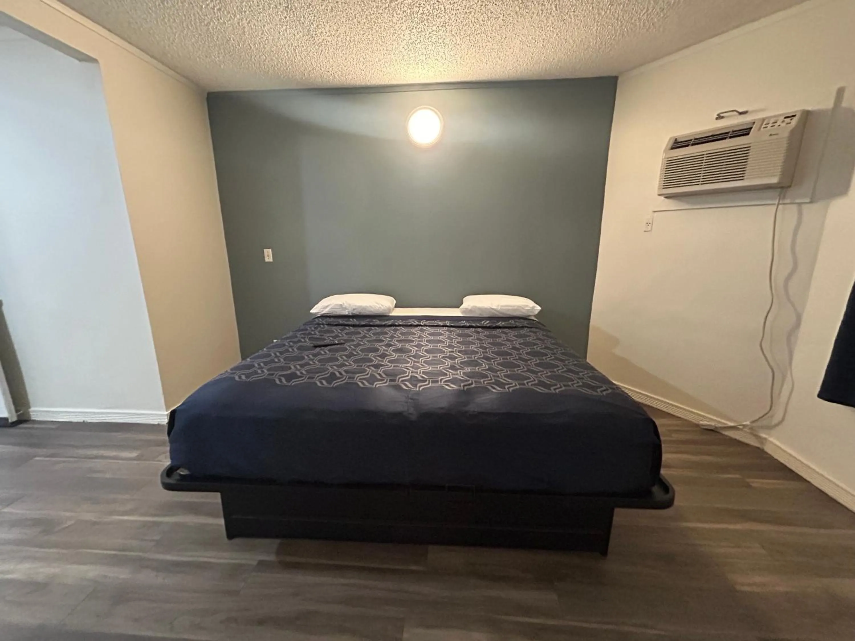 Bed in Budget Inn Hollywood