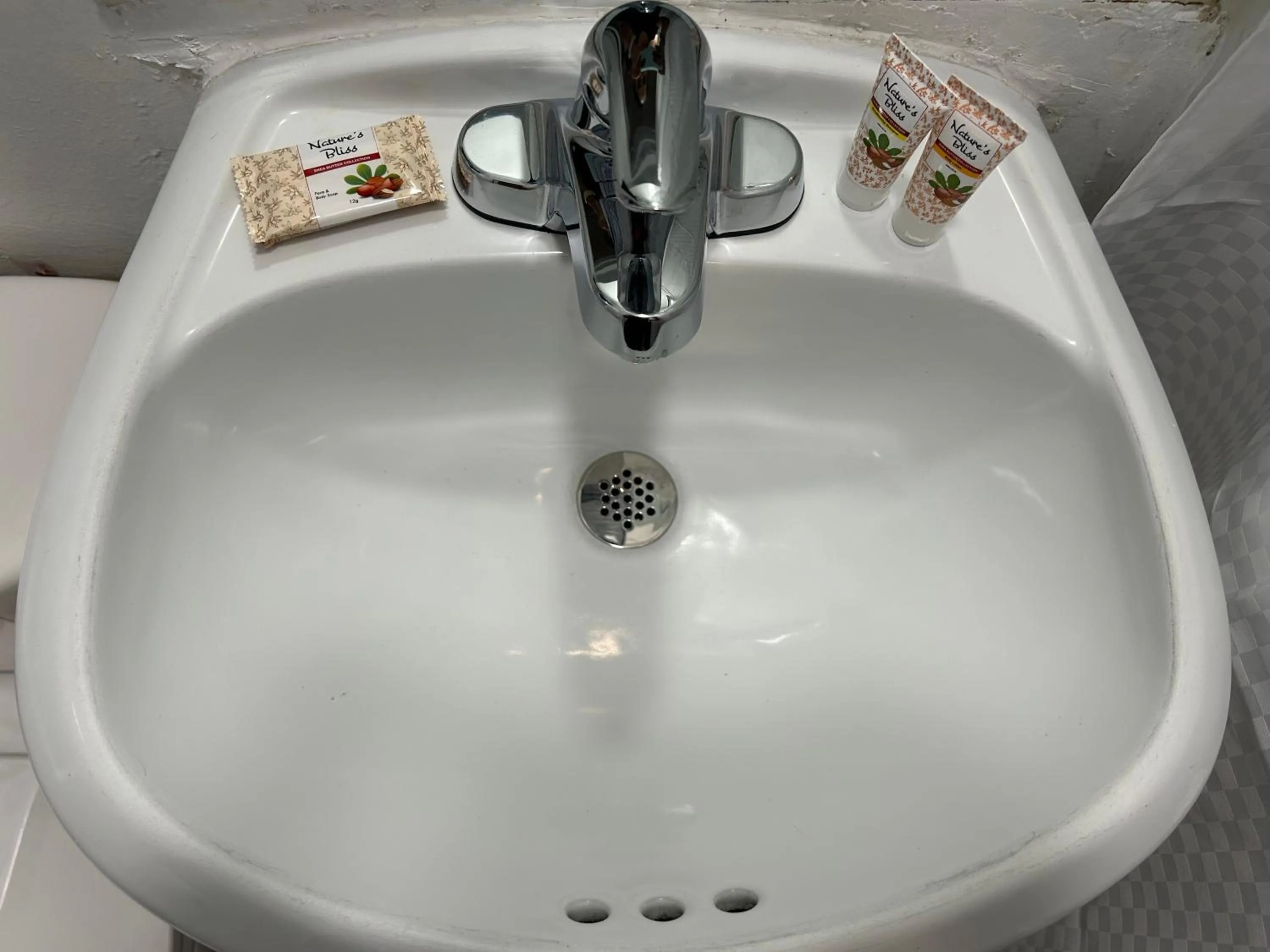 Bathroom in Budget Inn Hollywood