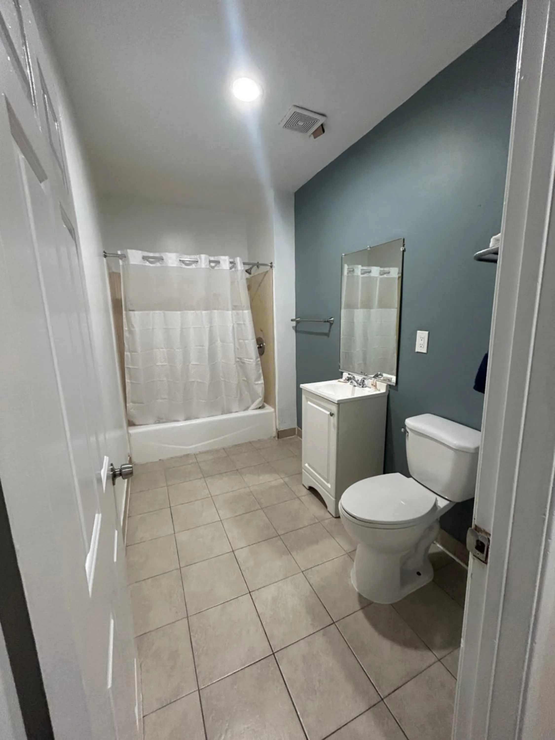 Bathroom in Budget Inn Hollywood