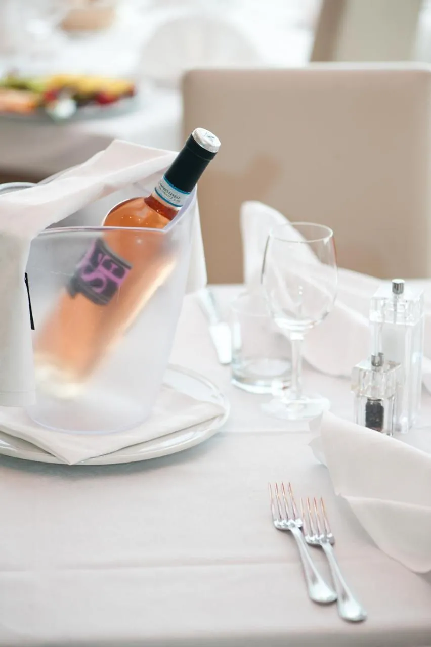 Restaurant/places to eat in Hotel President
