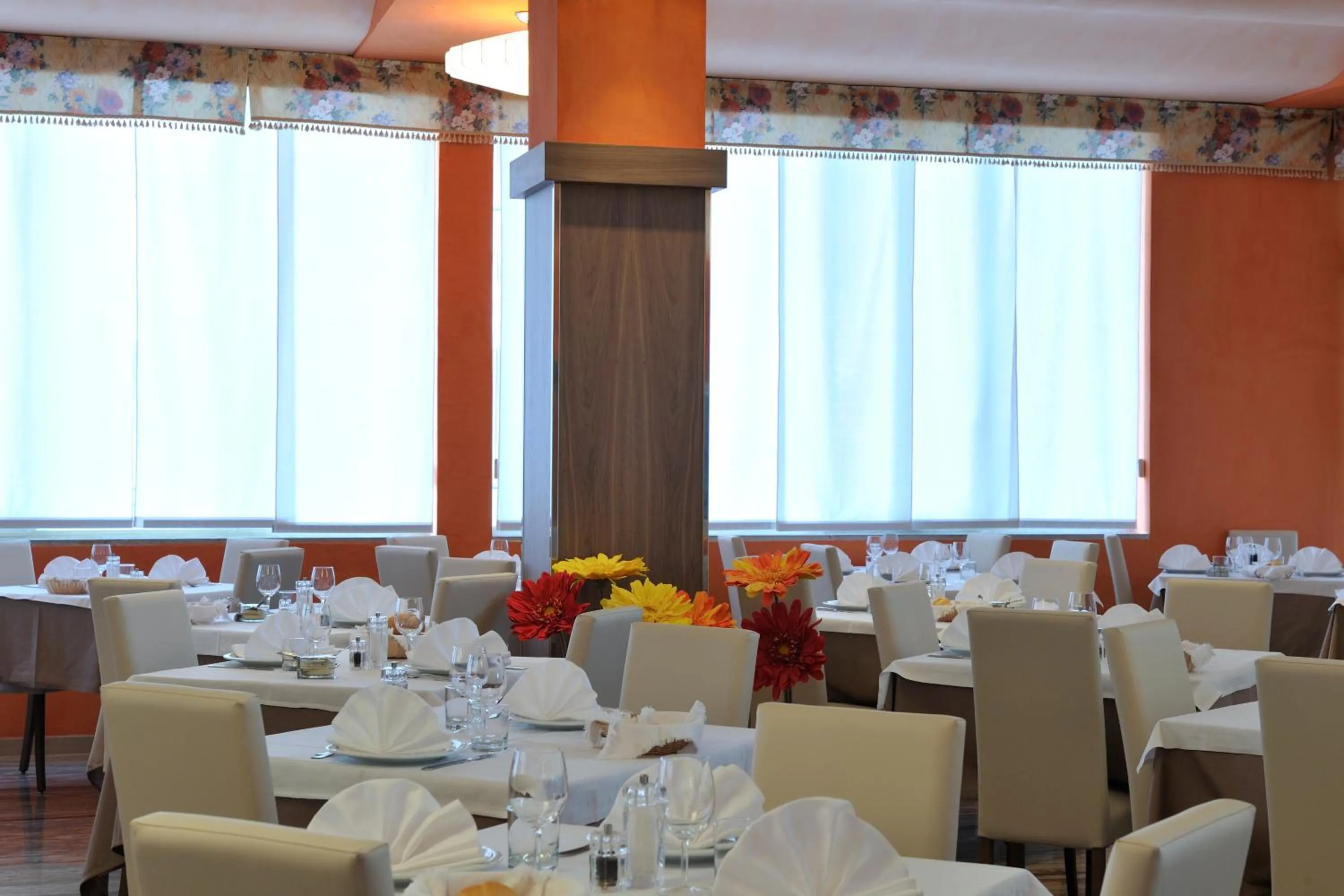 Restaurant/places to eat in Hotel President