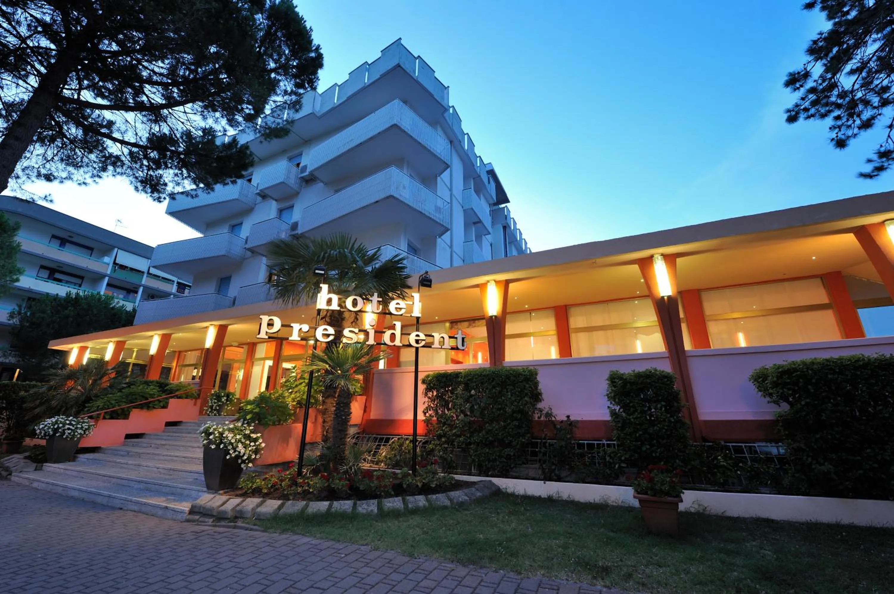 Facade/entrance in Hotel President