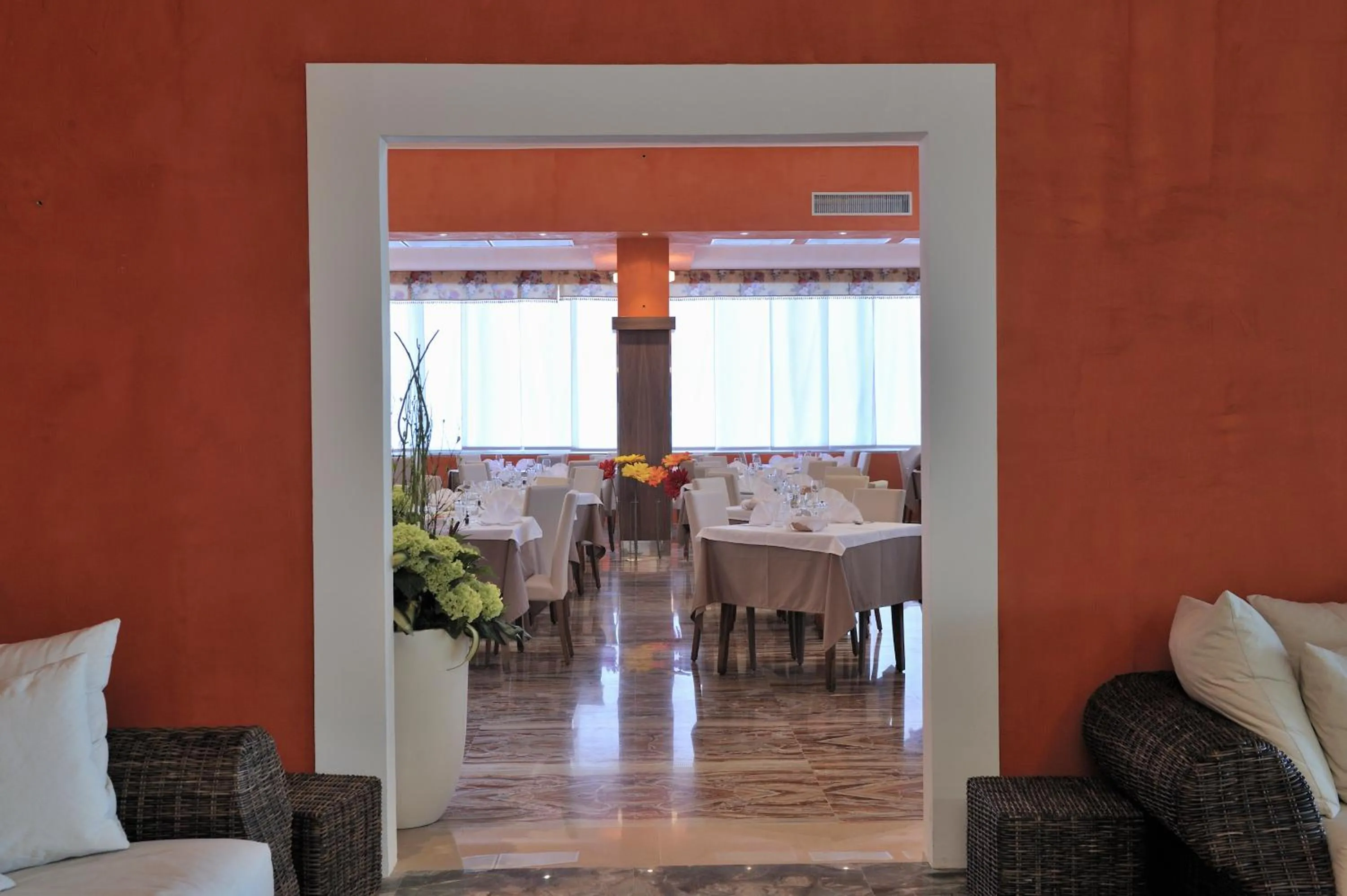 Restaurant/places to eat in Hotel President