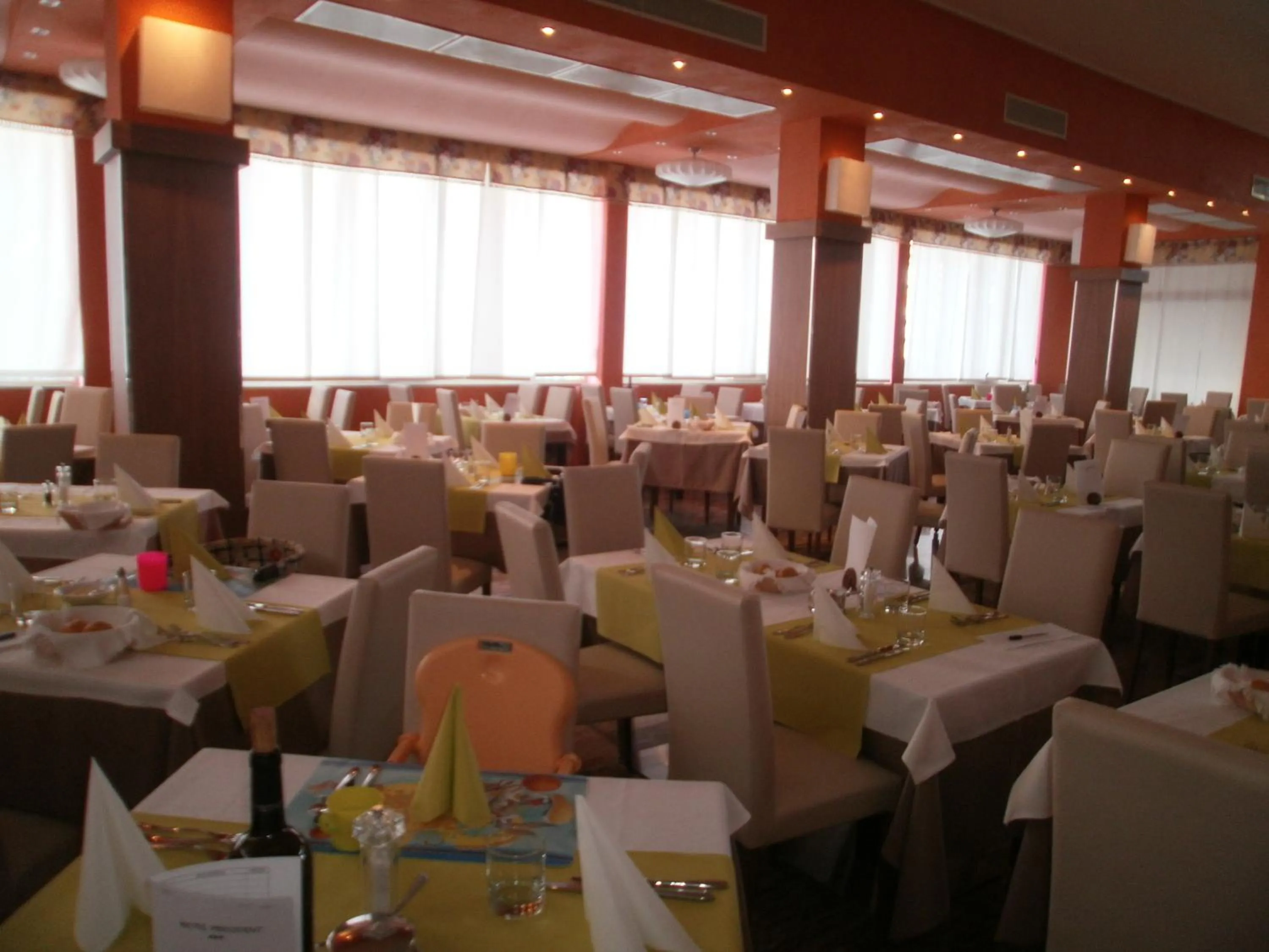Restaurant/places to eat in Hotel President