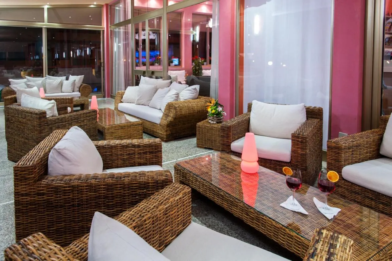 Communal lounge/ TV room in Hotel President