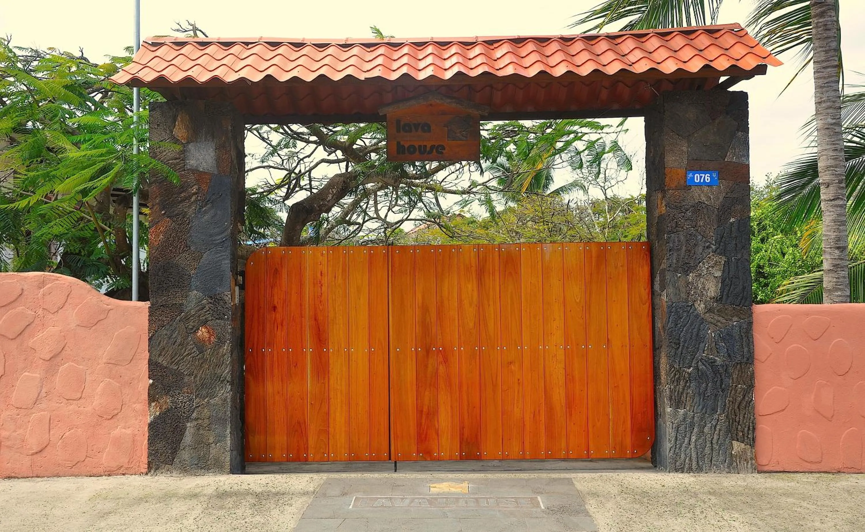 Facade/entrance in Lava House Hostal