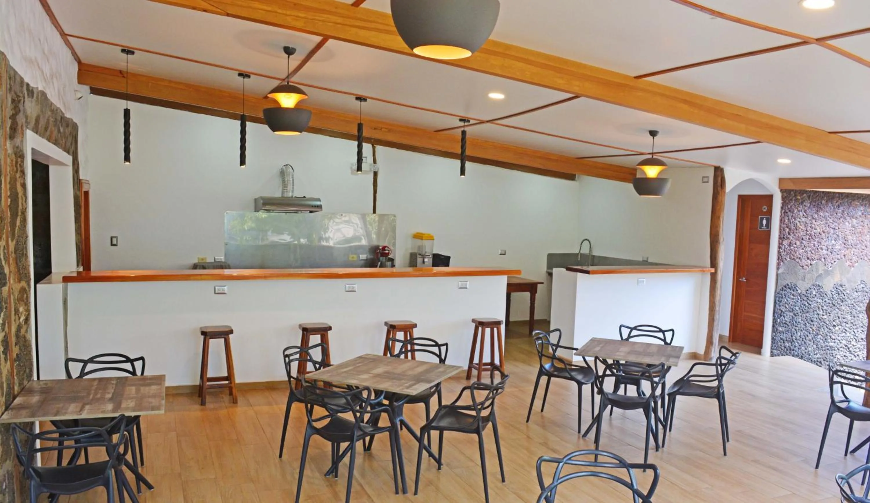 Communal lounge/ TV room in Lava House Hostal