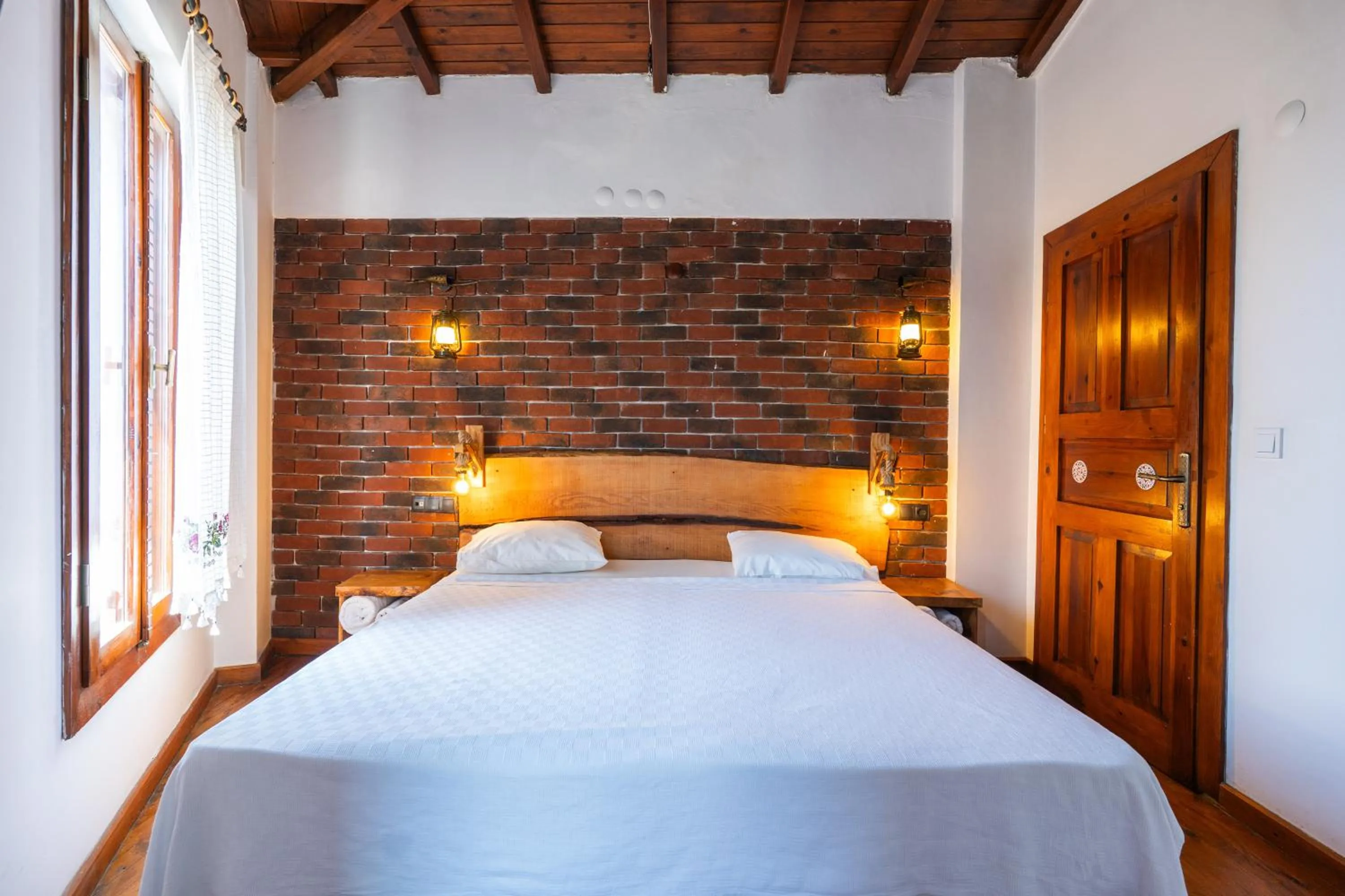 Bedroom, Bed in Amazon Petite Palace