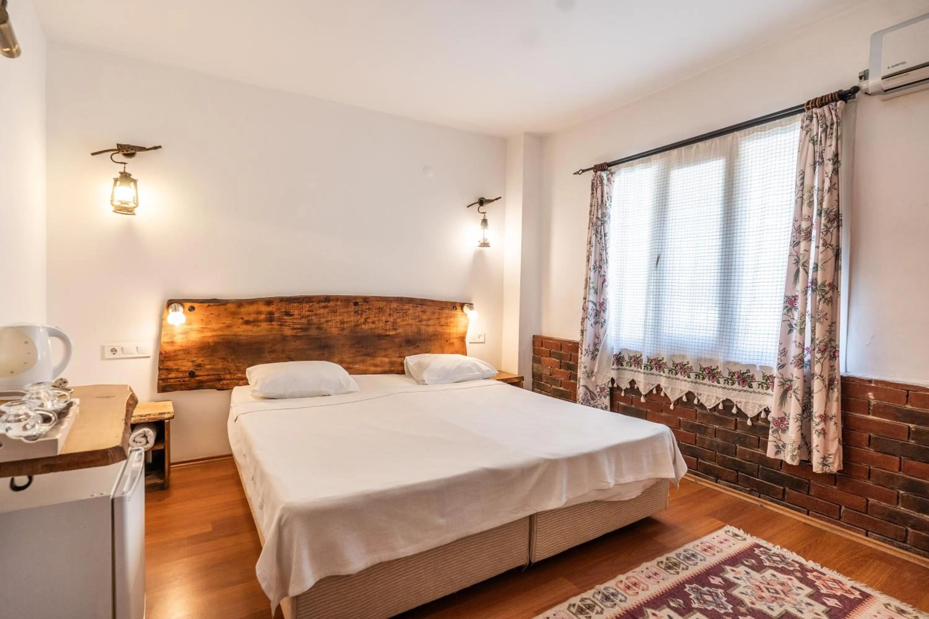 Bedroom, Bed in Amazon Petite Palace