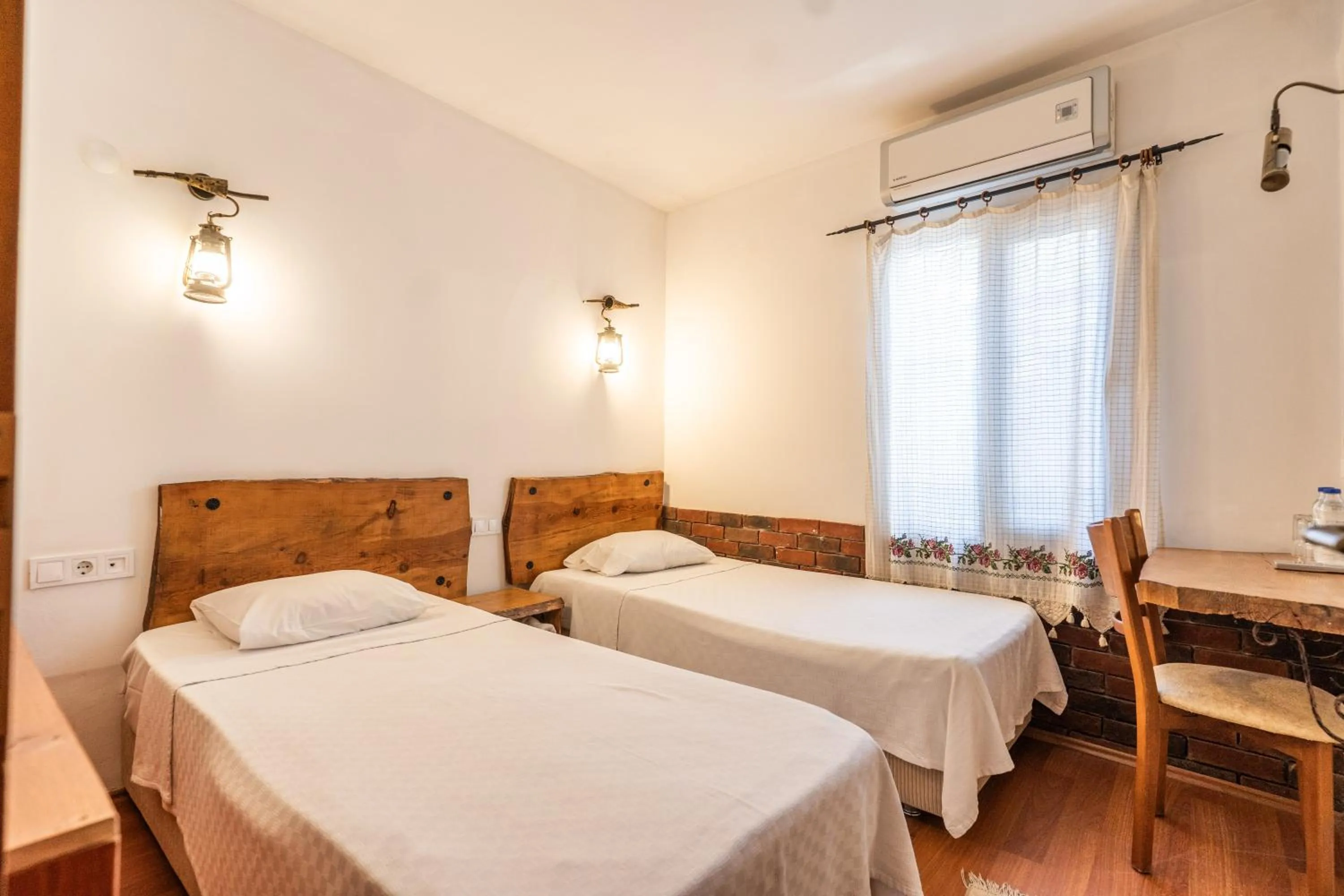 Bedroom, Bed in Amazon Petite Palace