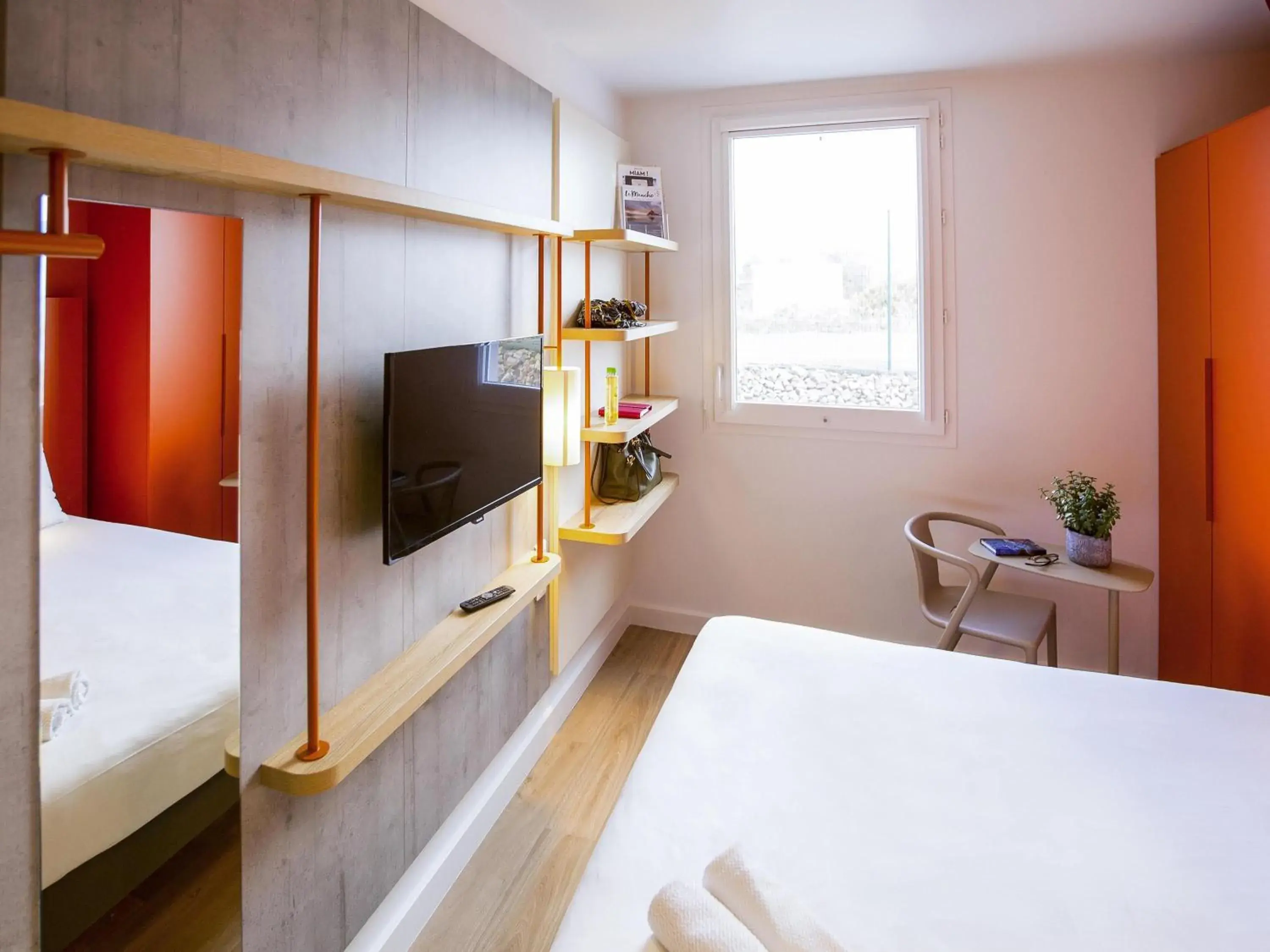 Bedroom, Bed in ibis budget Cherbourg - La Glacerie Bedroom, Bed in ibis budget Cherbourg - La Glacerie