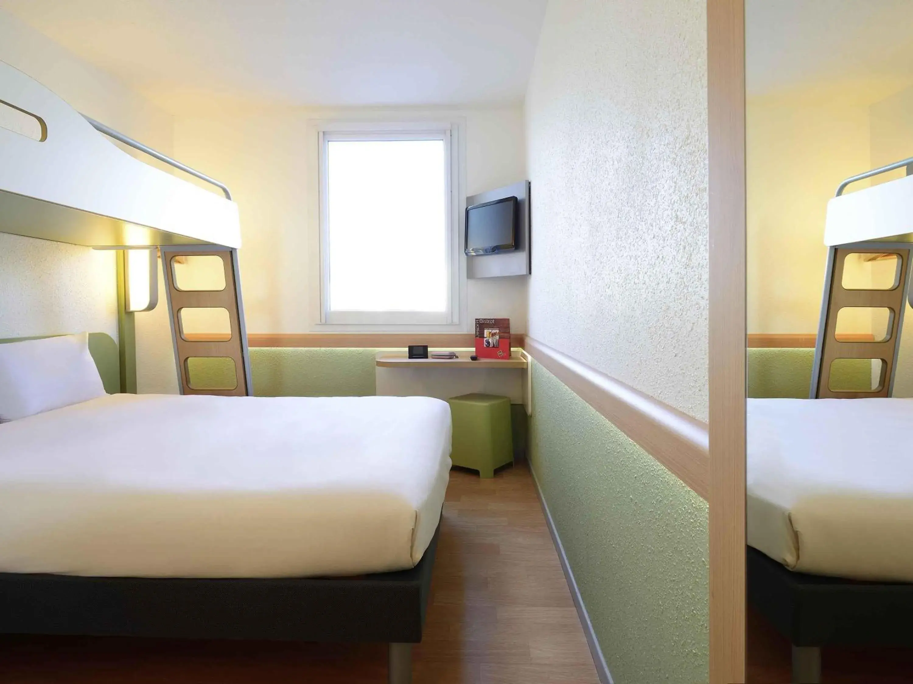 Bedroom, Bed in ibis budget Cherbourg - La Glacerie Bedroom, Bed in ibis budget Cherbourg - La Glacerie