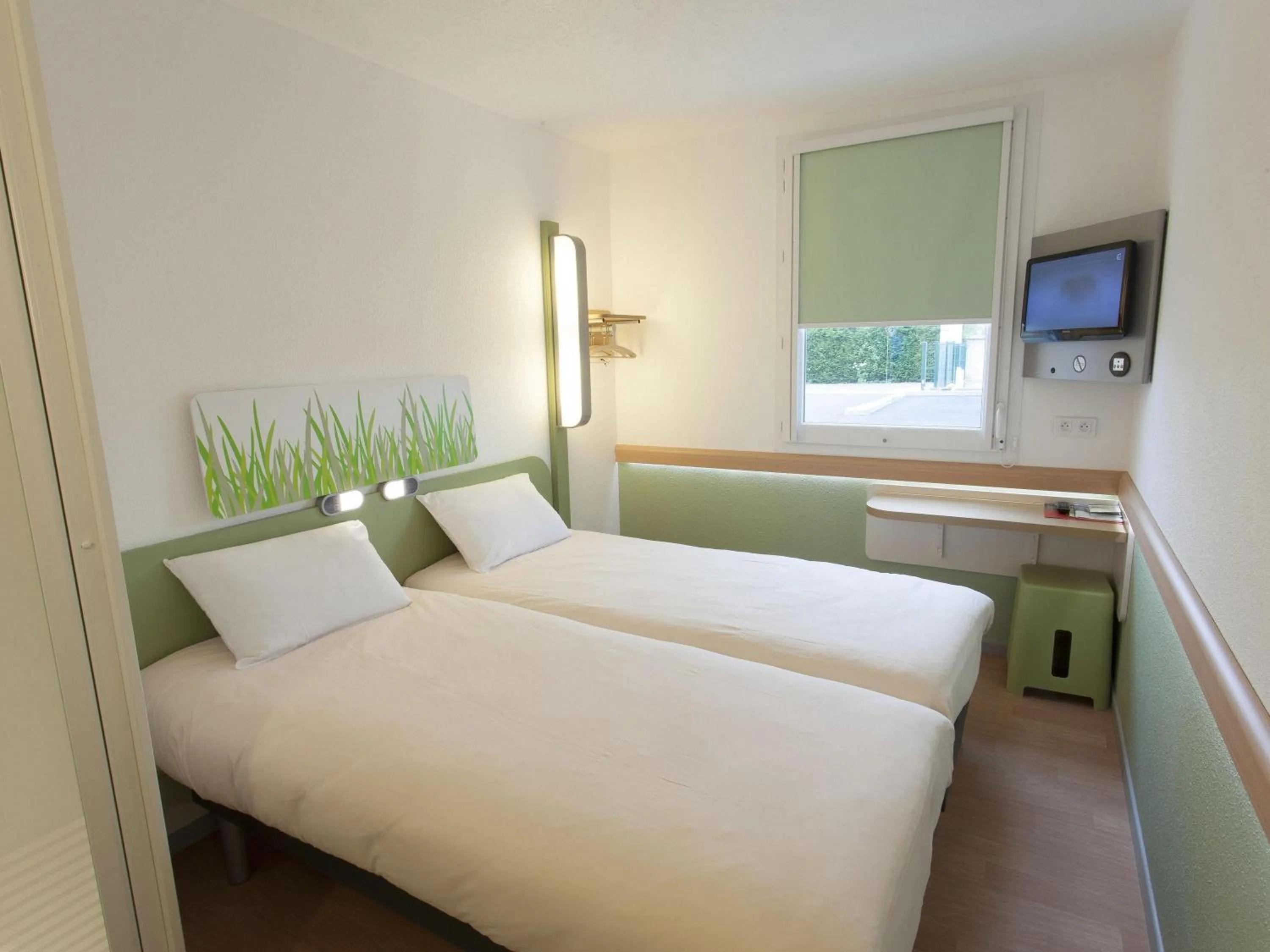 Bedroom, Bed in ibis budget Cherbourg - La Glacerie