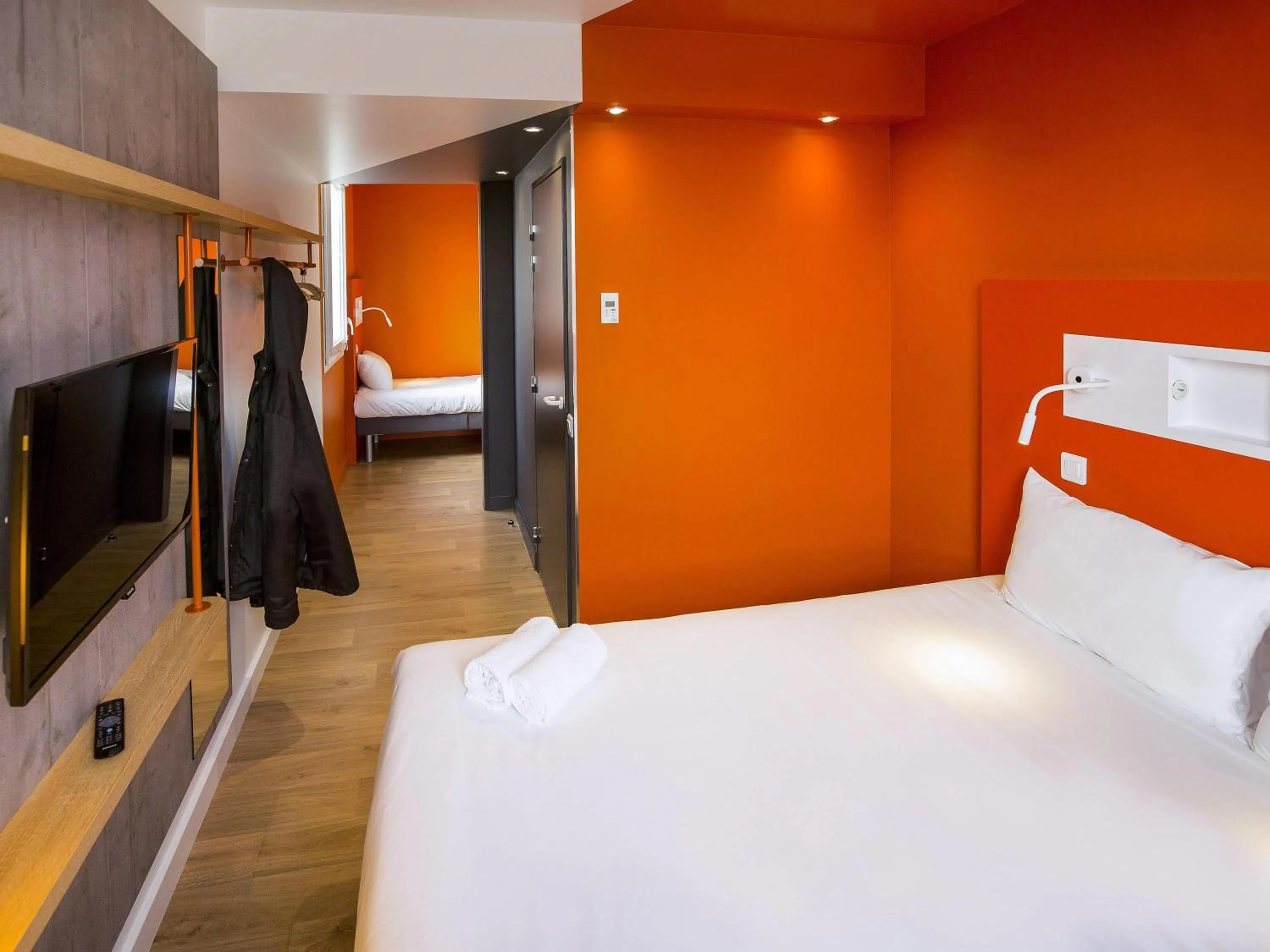 Bedroom, Bed in ibis budget Cherbourg - La Glacerie