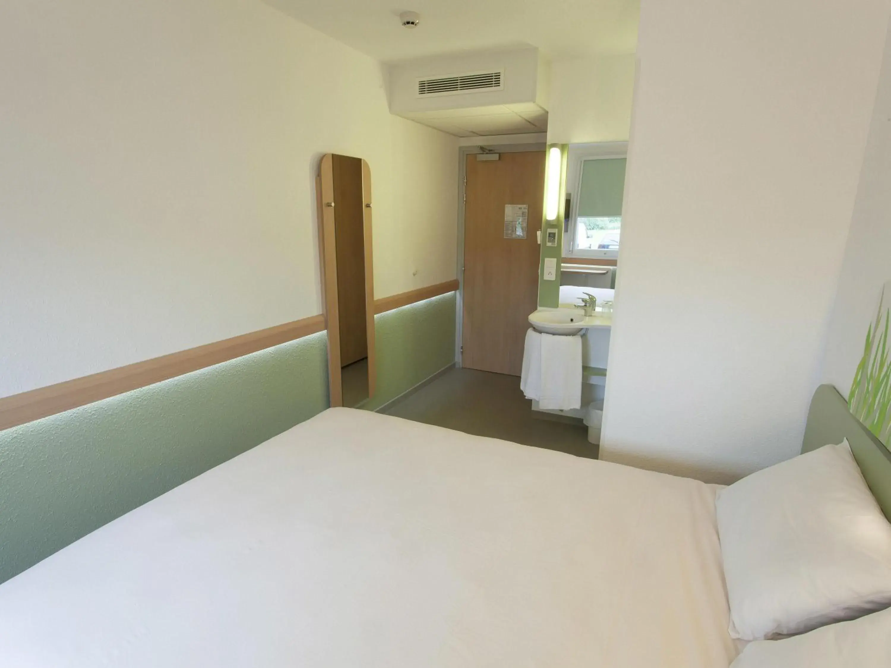 Bedroom, Bed in ibis budget Cherbourg - La Glacerie Bedroom, Bed in ibis budget Cherbourg - La Glacerie