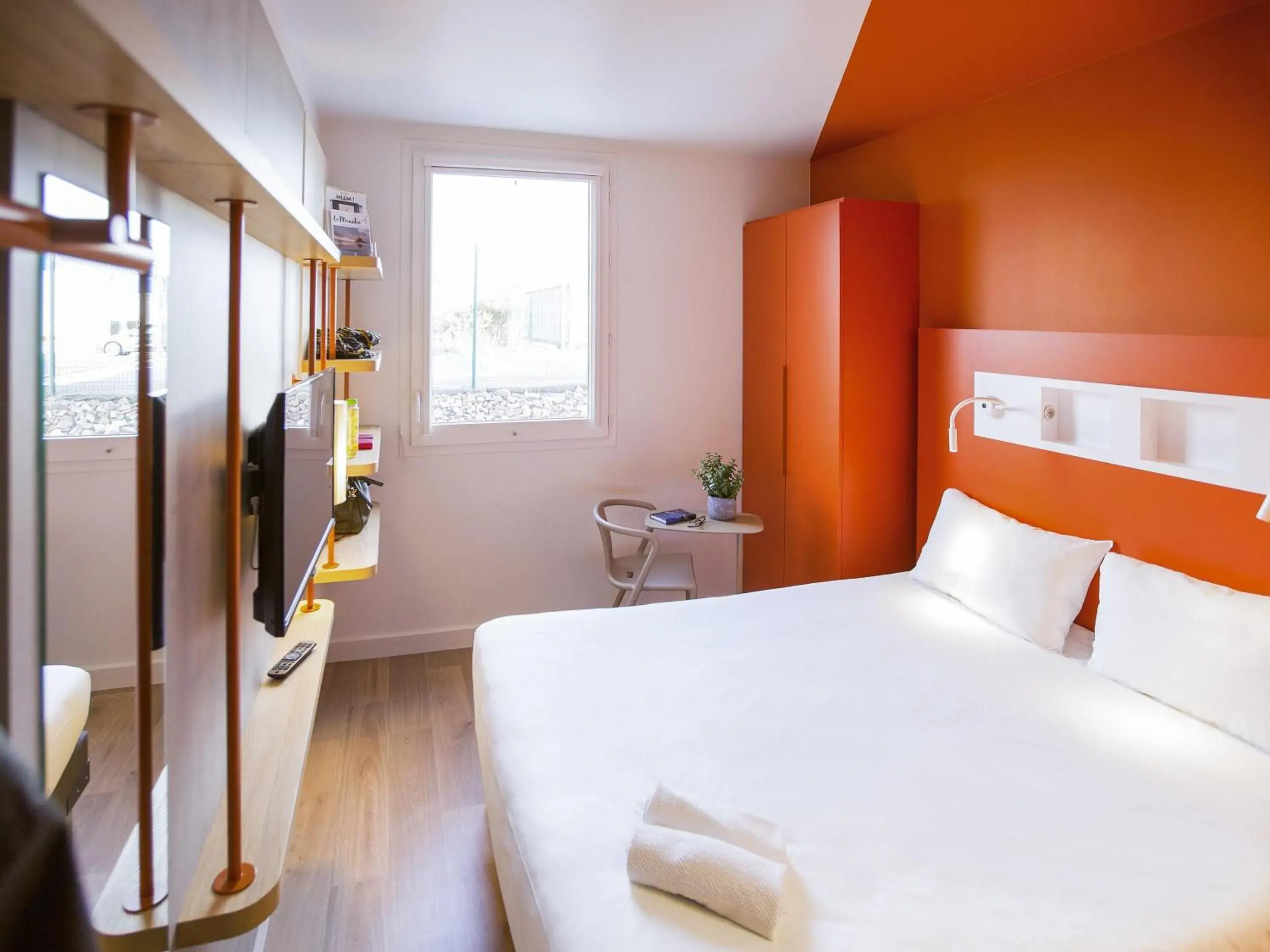 Bedroom, Bed in ibis budget Cherbourg - La Glacerie Bedroom, Bed in ibis budget Cherbourg - La Glacerie