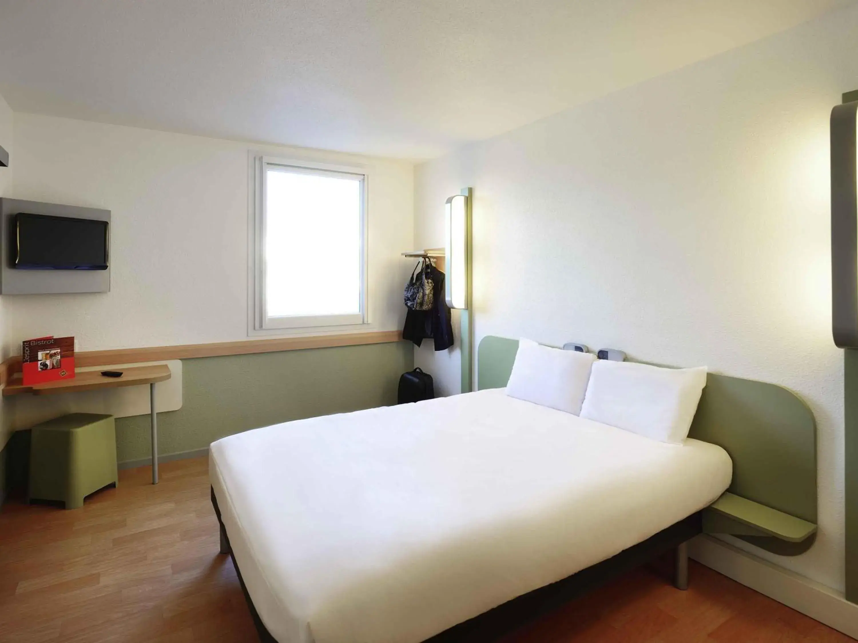 Bedroom, Bed in ibis budget Cherbourg - La Glacerie Bedroom, Bed in ibis budget Cherbourg - La Glacerie