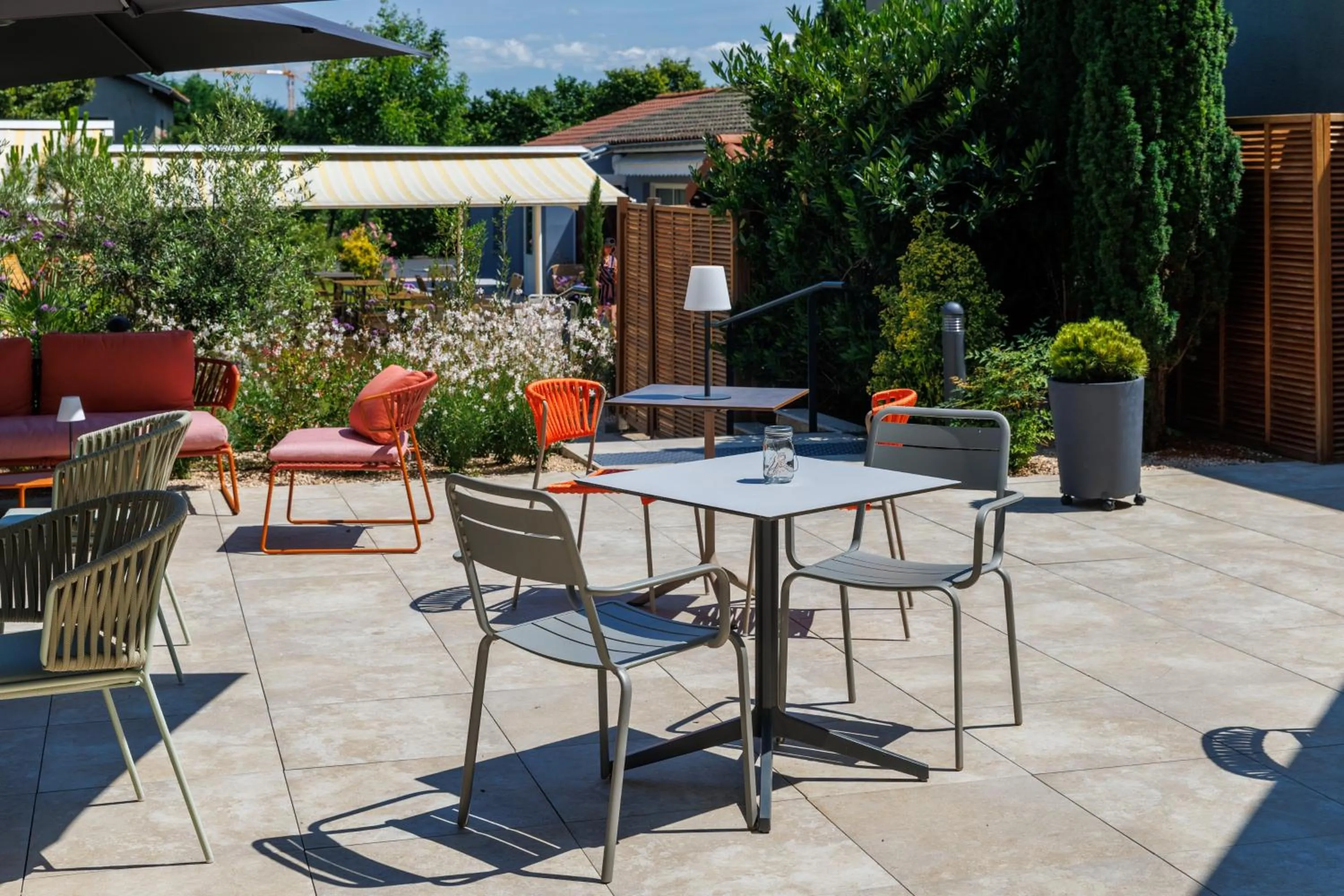 Patio in The Originals Boutique, Hôtel Le Pariou, Issoire