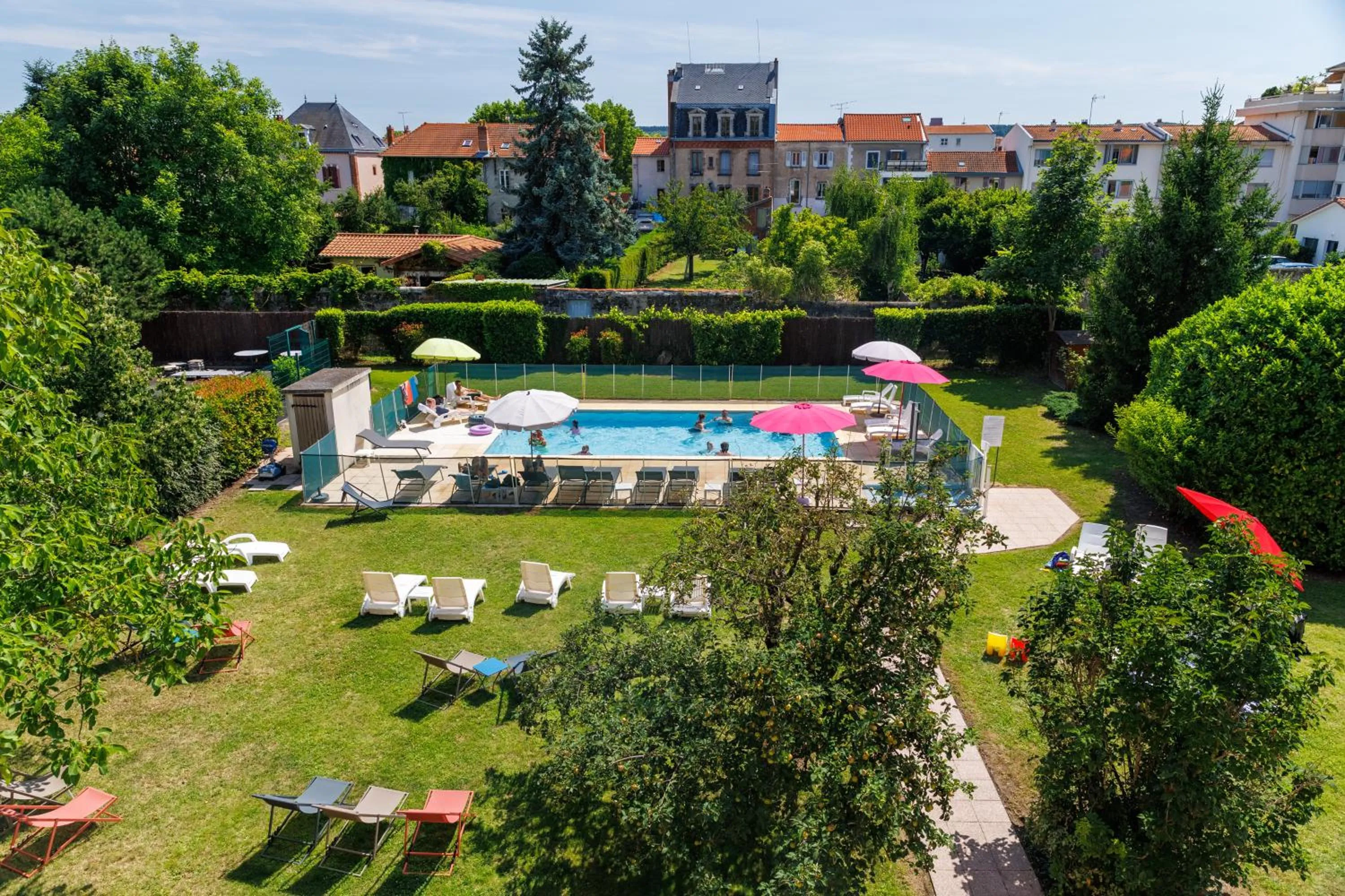 Swimming pool in The Originals Boutique, Hôtel Le Pariou, Issoire