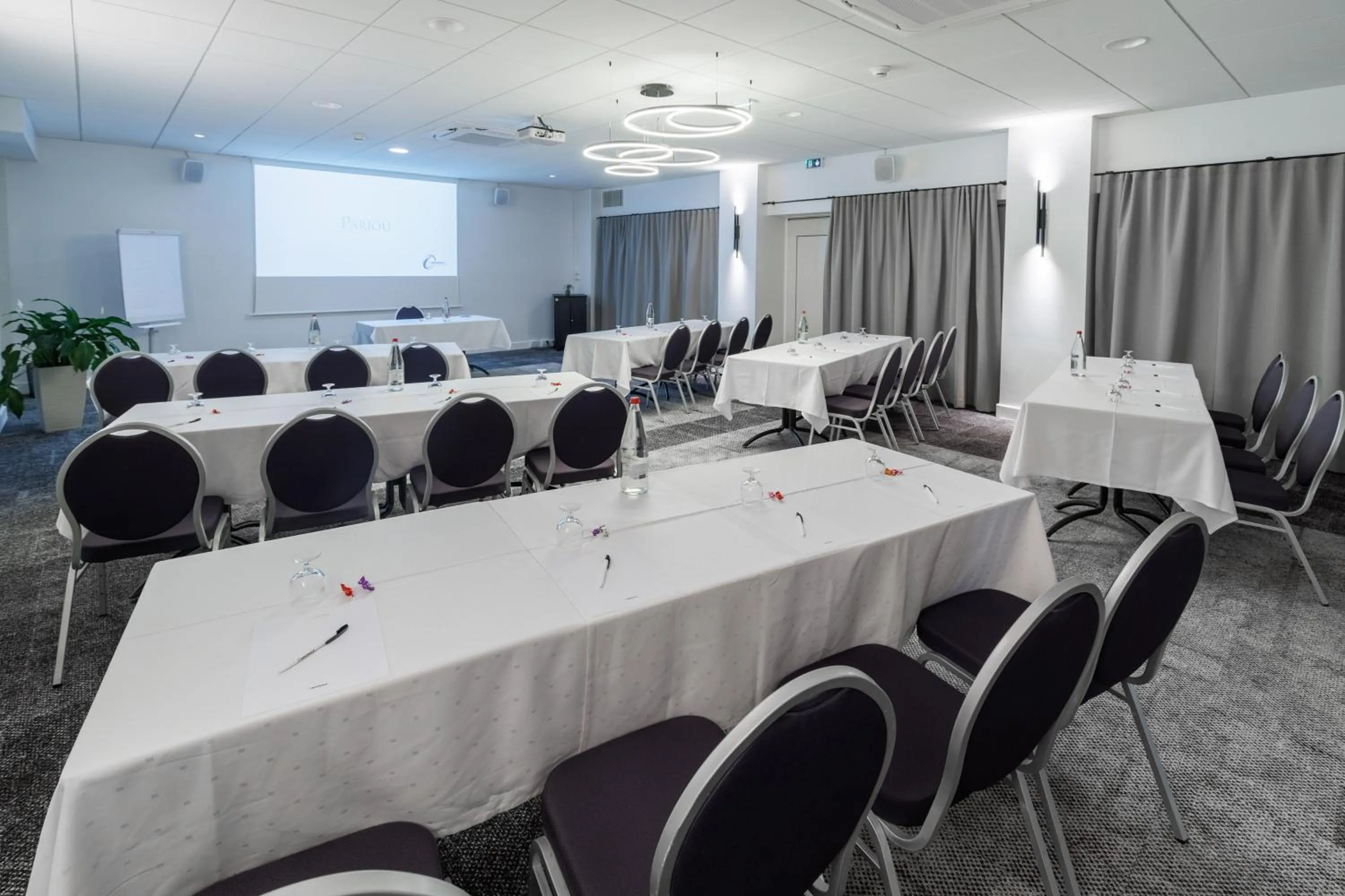 Meeting/conference room in The Originals Boutique, Hôtel Le Pariou, Issoire