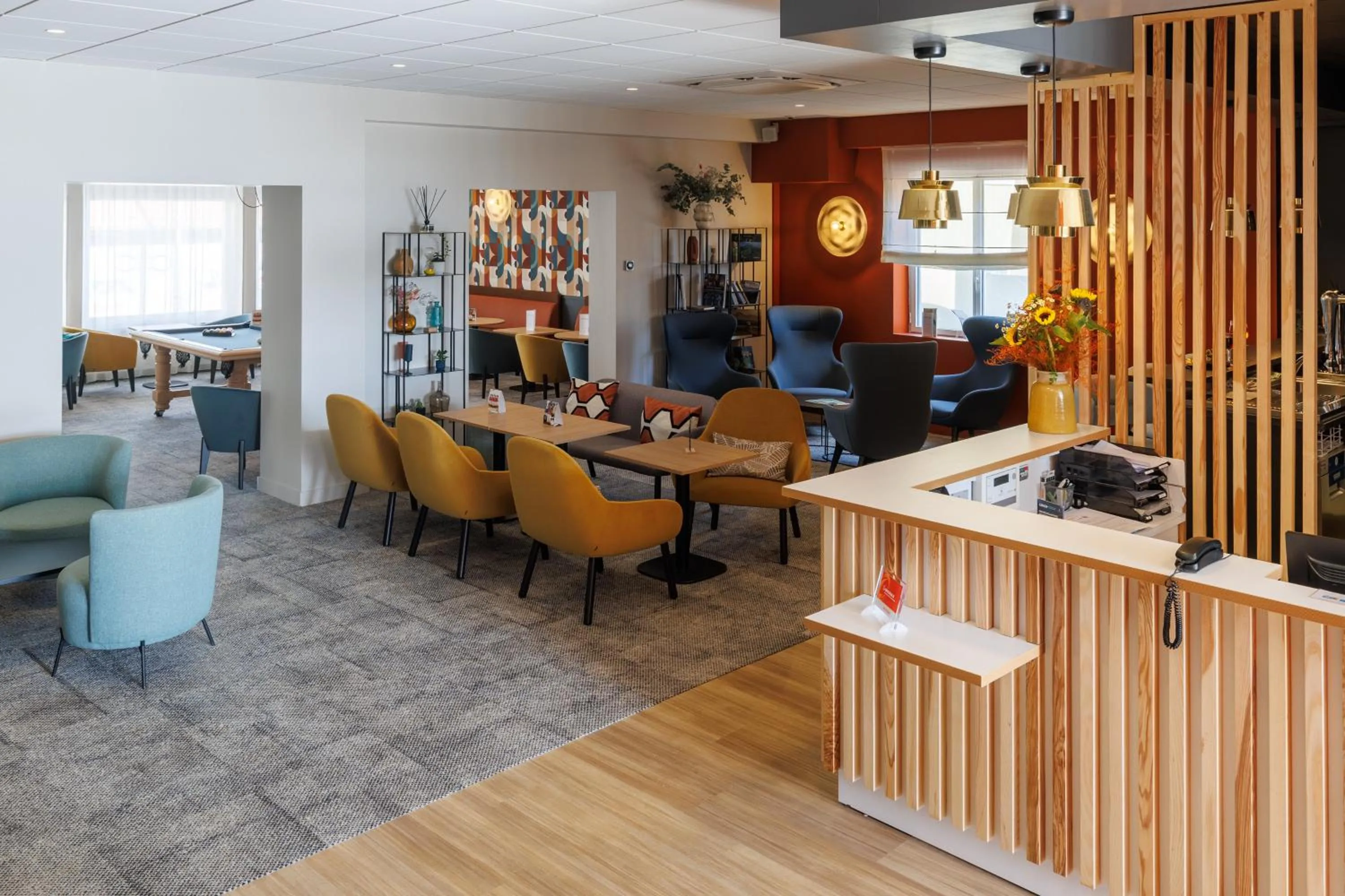 Lounge or bar in The Originals Boutique, Hôtel Le Pariou, Issoire