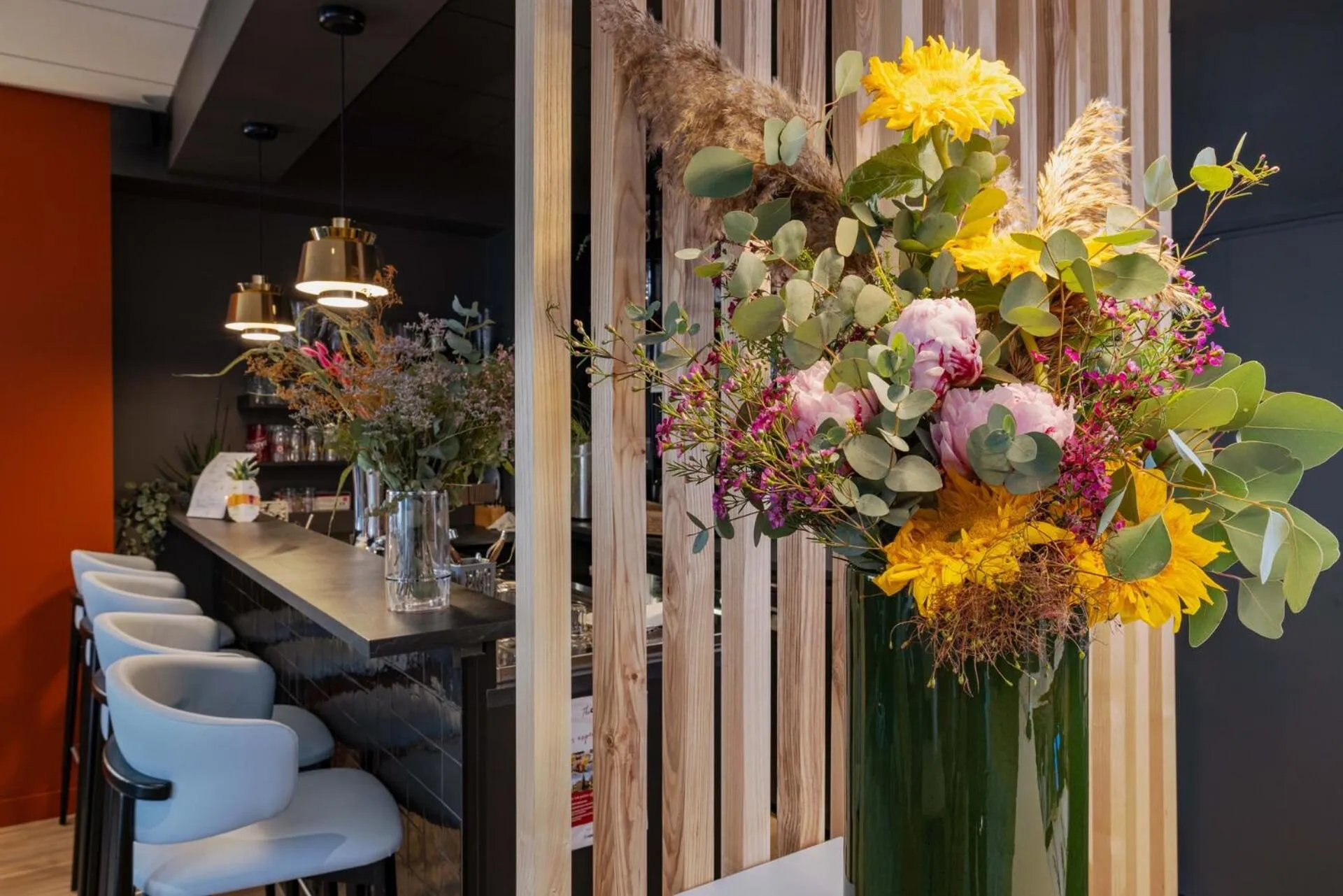 Lounge or bar in The Originals Boutique, Hôtel Le Pariou, Issoire