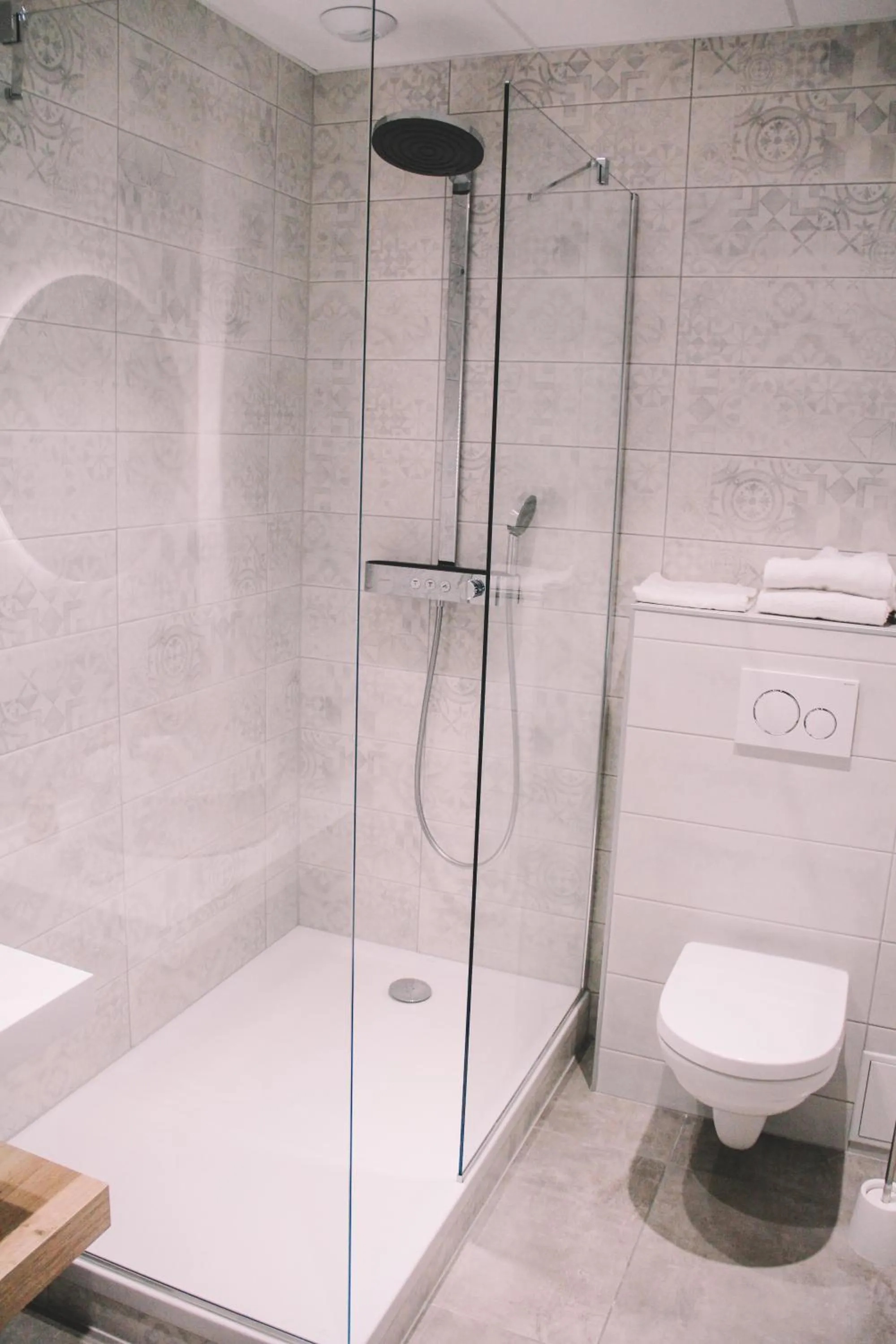 Bathroom in The Originals Boutique, Hôtel Le Pariou, Issoire