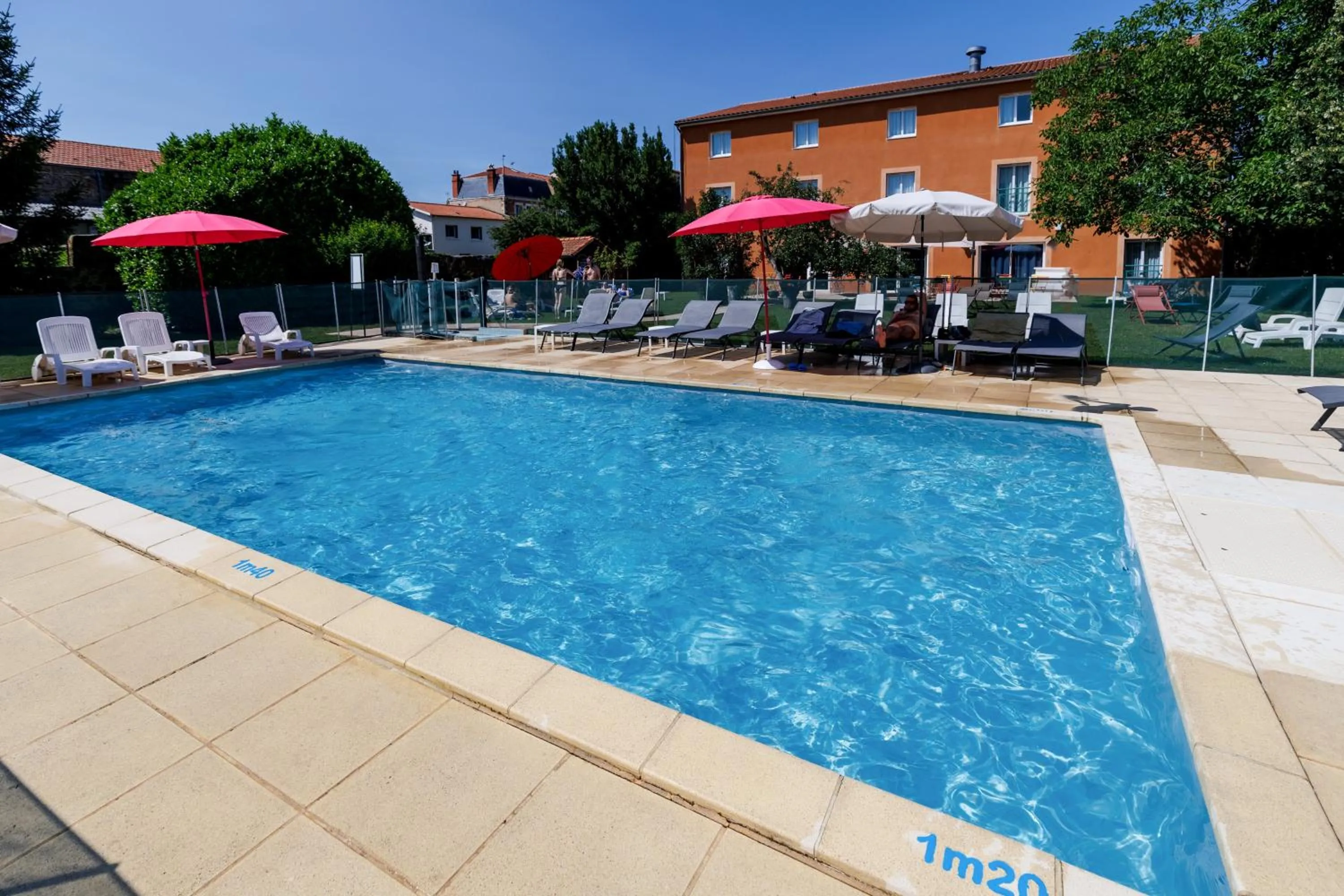 Swimming pool in The Originals Boutique, Hôtel Le Pariou, Issoire
