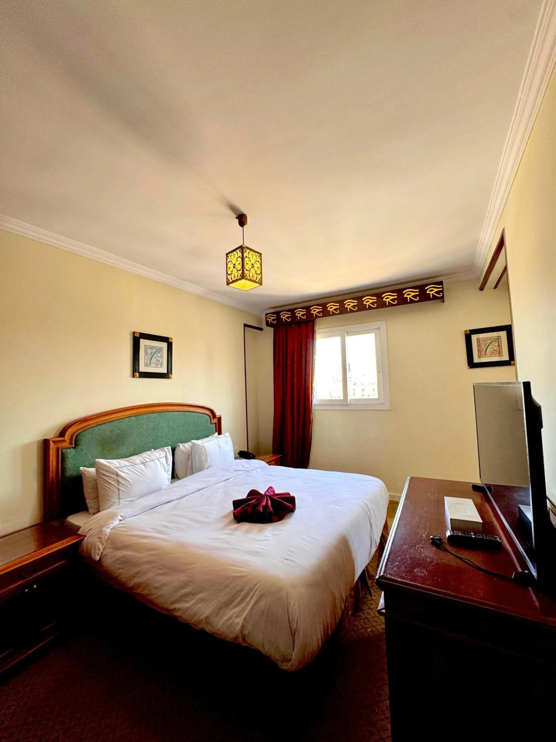 Communal lounge/ TV room, Bed in PYRAMIDS TOWER Inn