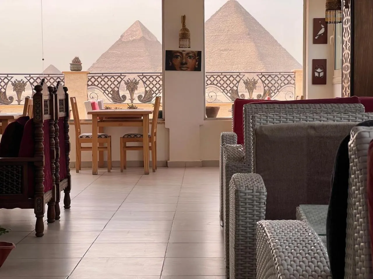 Restaurant/places to eat in PYRAMIDS TOWER Inn