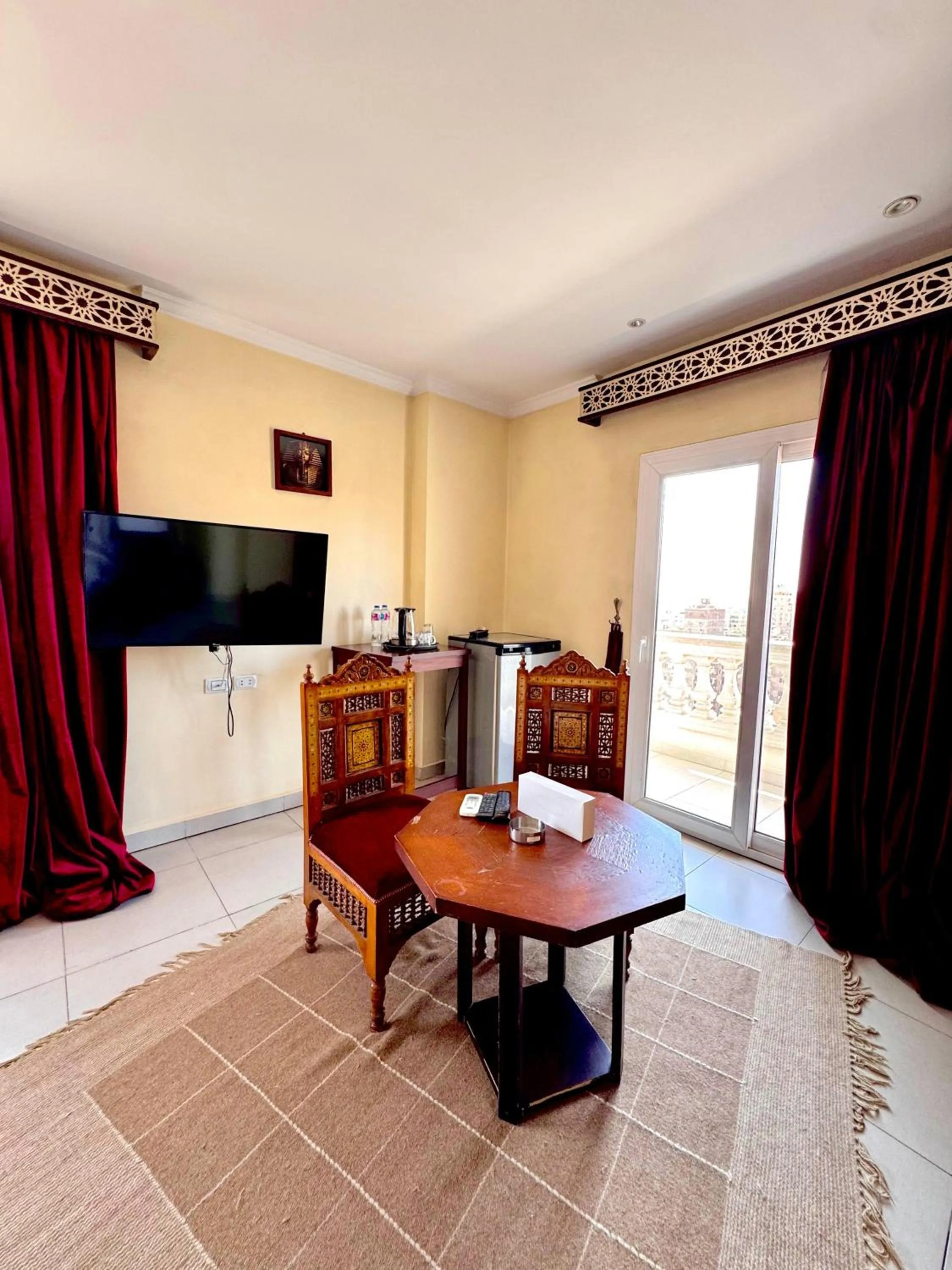 Communal lounge/ TV room in PYRAMIDS TOWER Inn