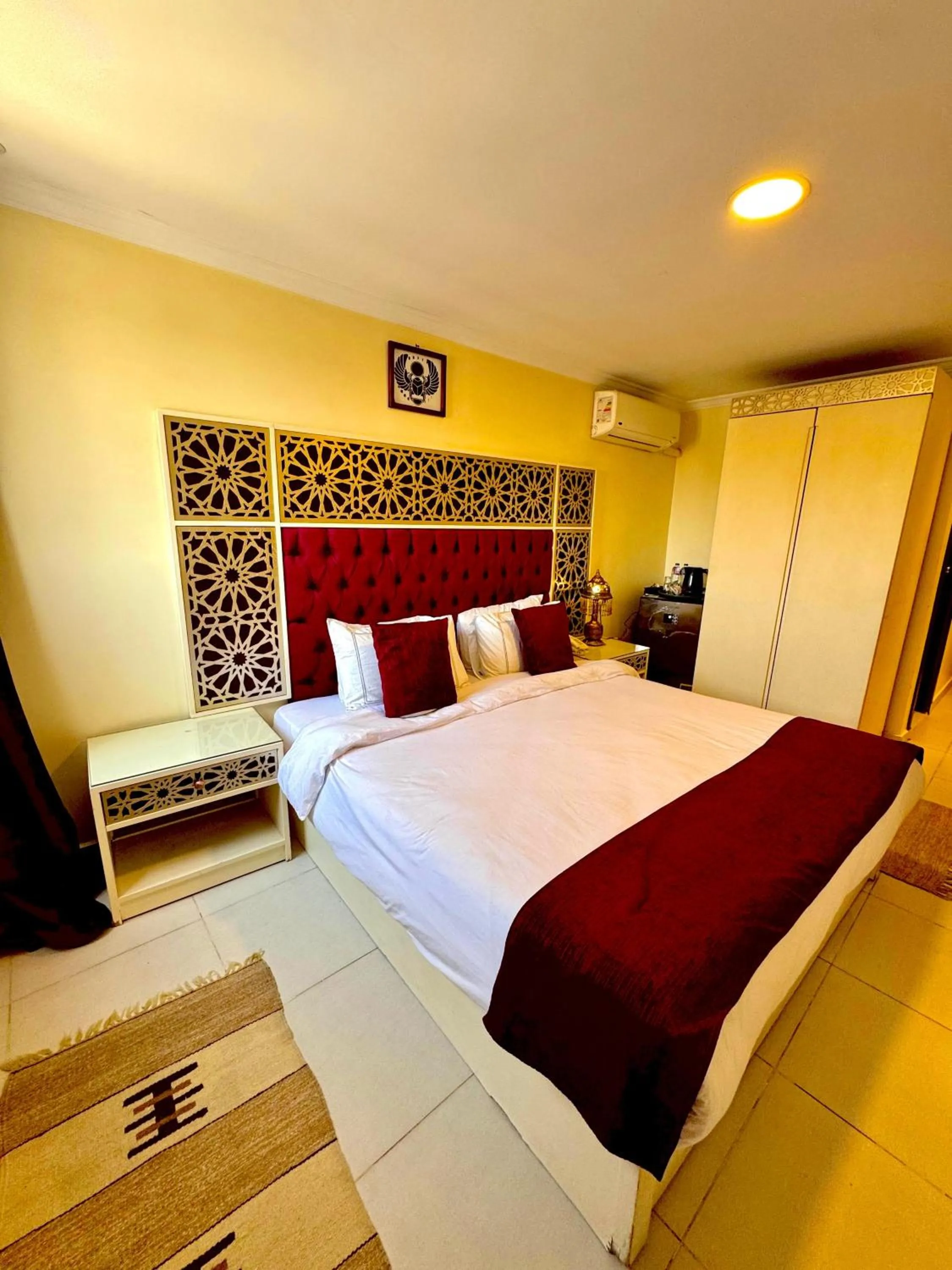 Bed in PYRAMIDS TOWER Inn