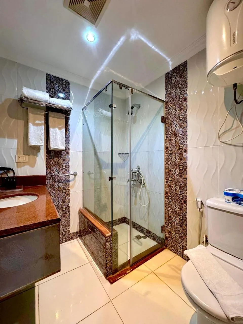 Shower in PYRAMIDS TOWER Inn