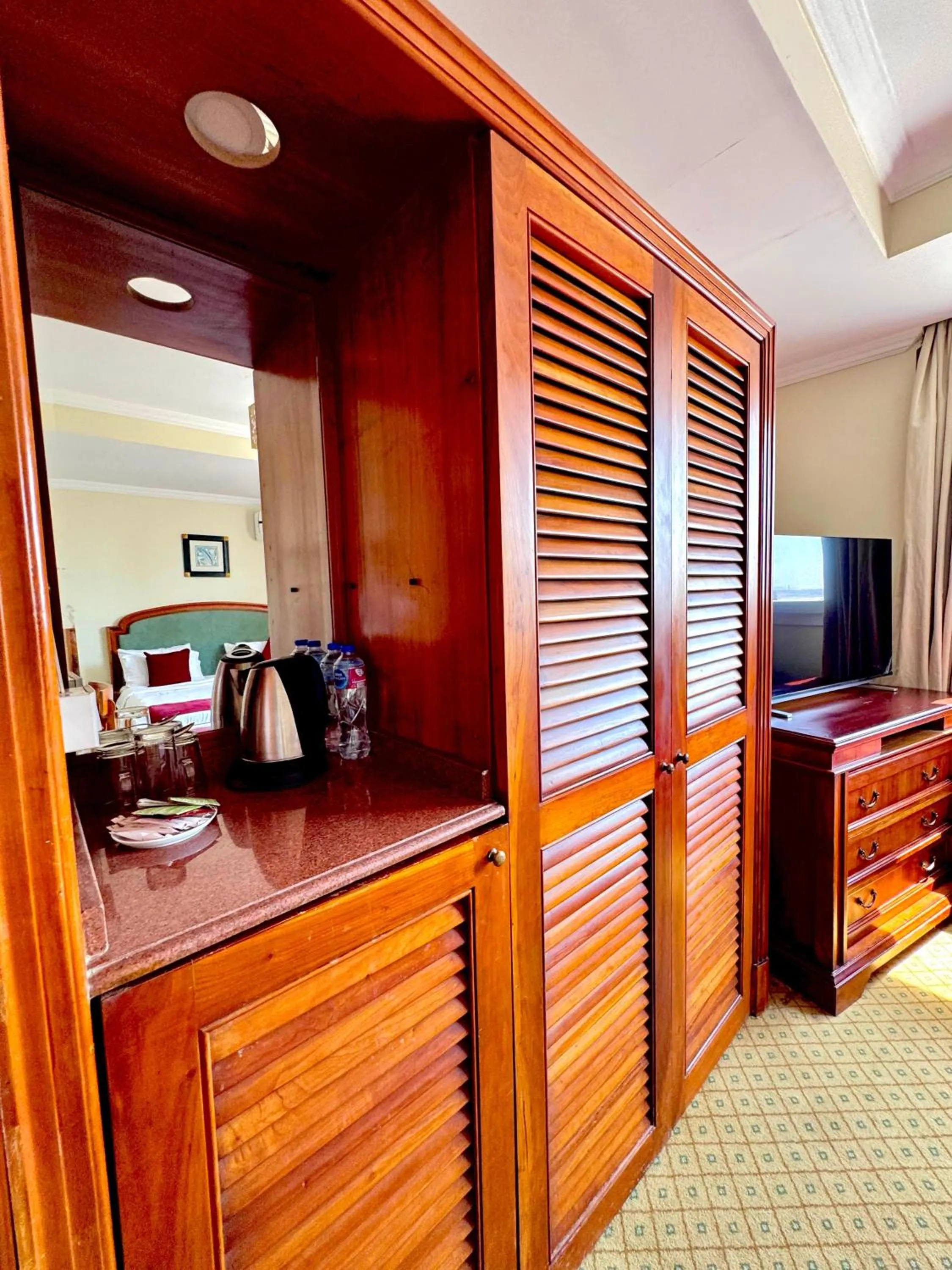 TV and multimedia in PYRAMIDS TOWER Inn