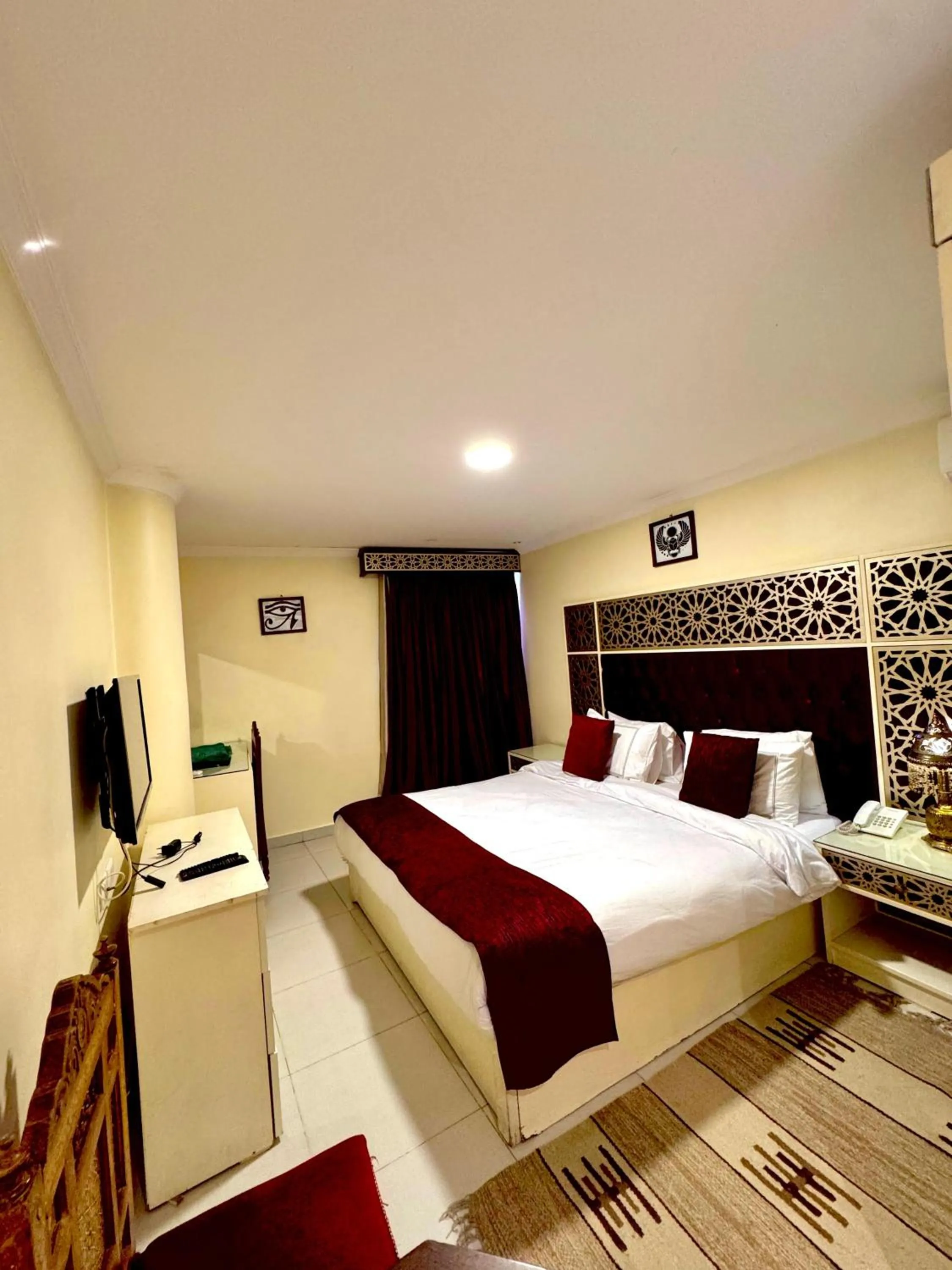 Bed in PYRAMIDS TOWER Inn