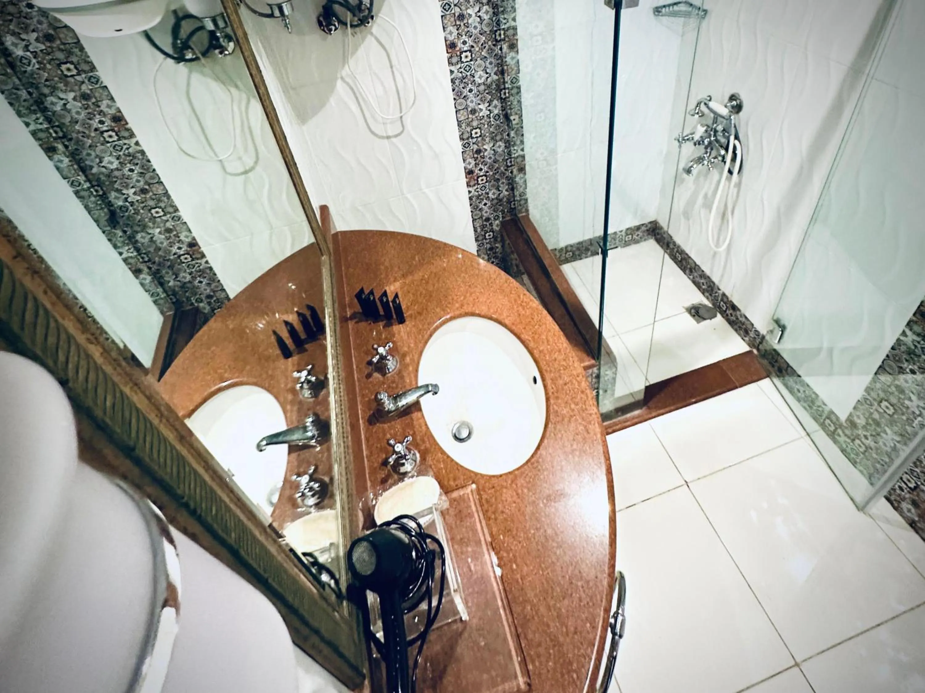 Shower in PYRAMIDS TOWER Inn