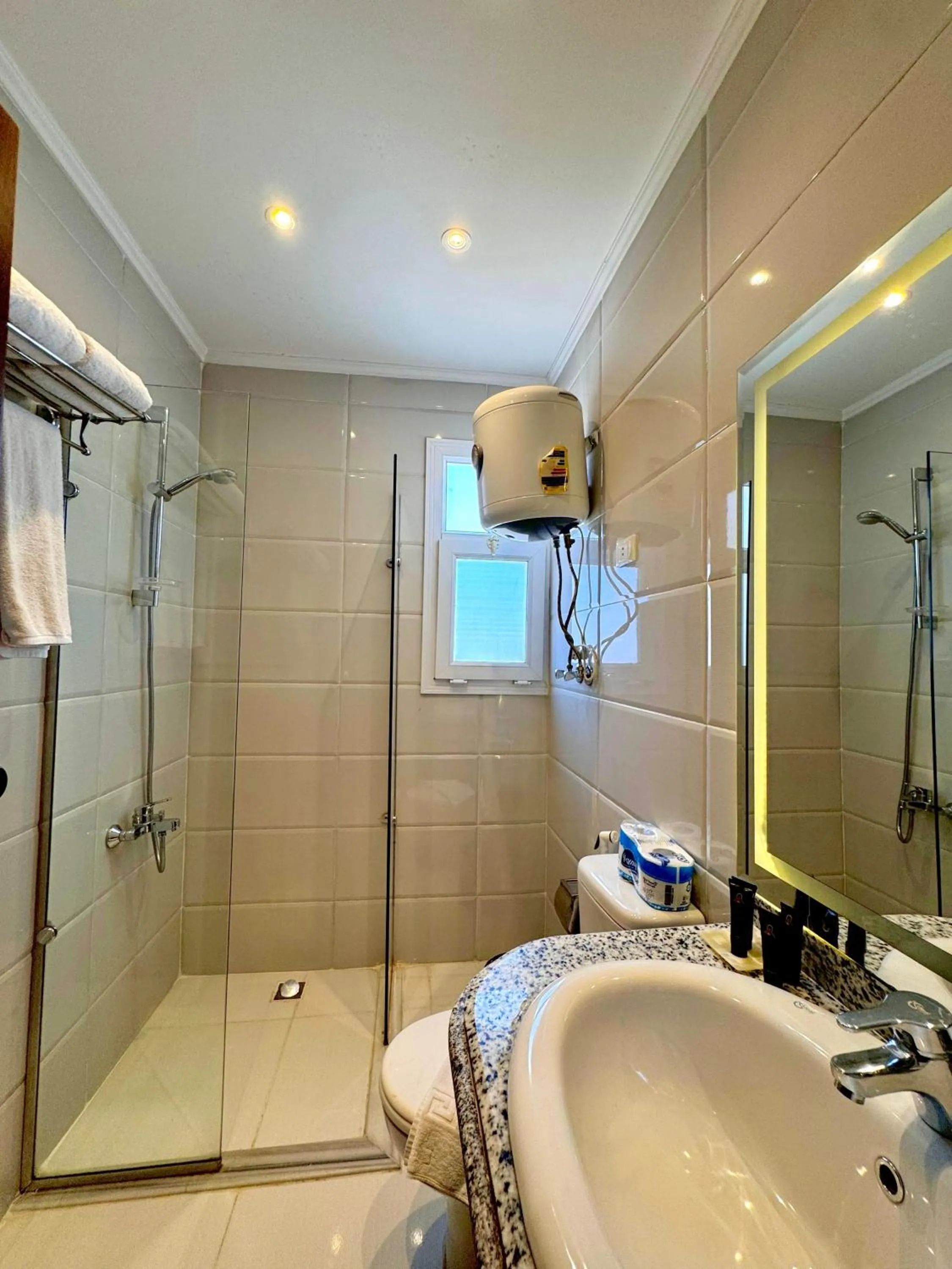 Shower in PYRAMIDS TOWER Inn