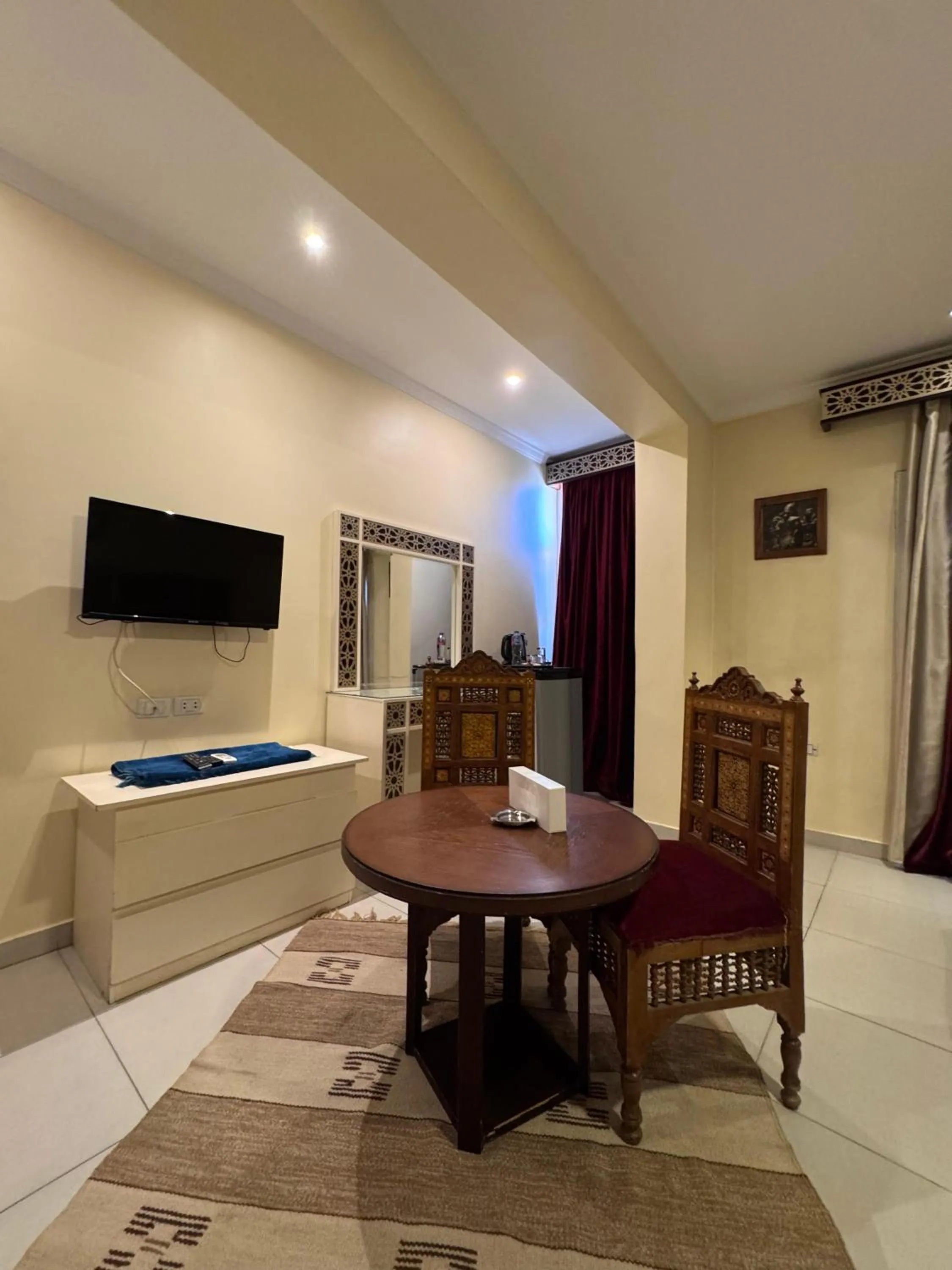 Communal lounge/ TV room in PYRAMIDS TOWER Inn