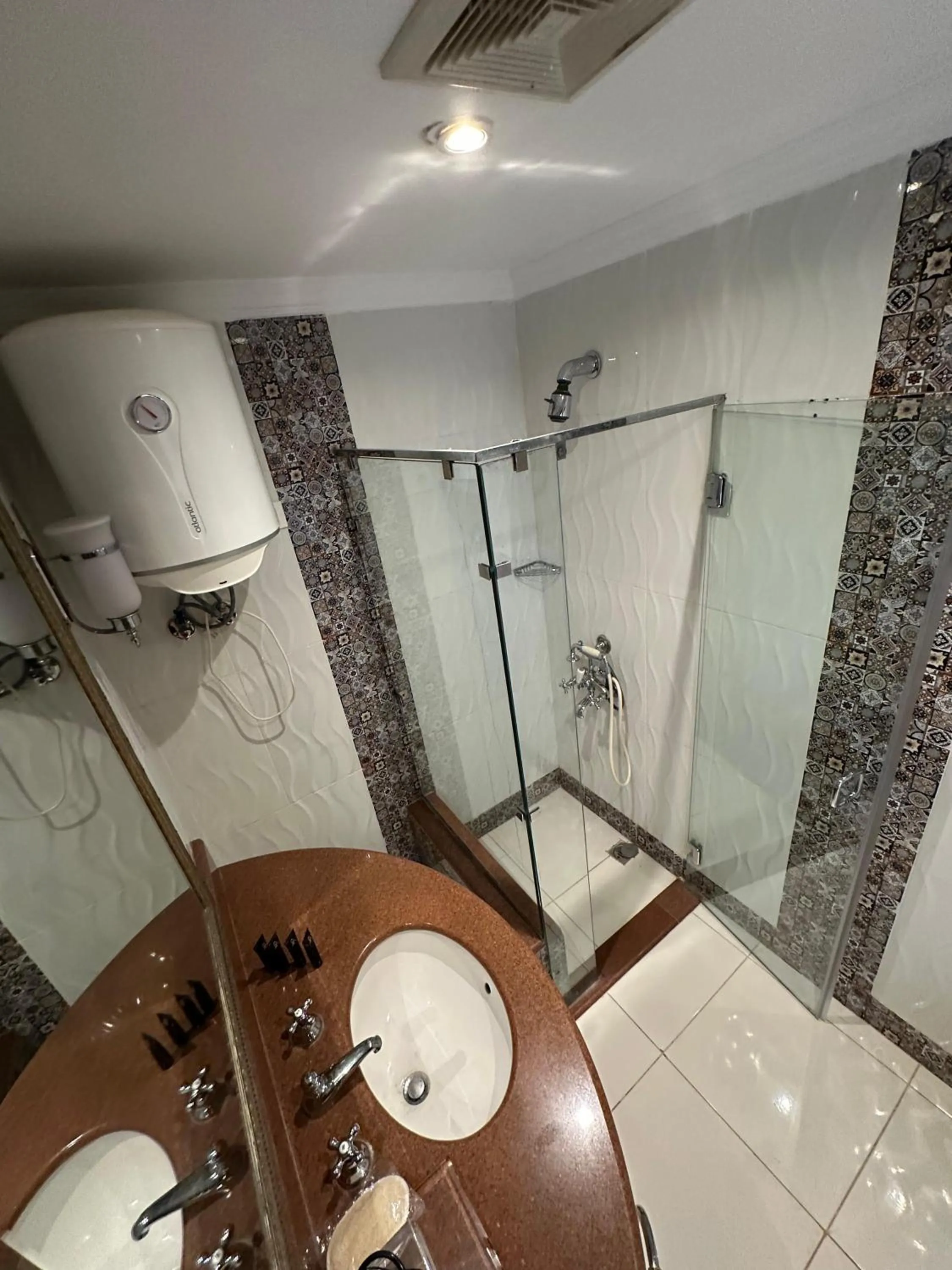 Shower in PYRAMIDS TOWER Inn