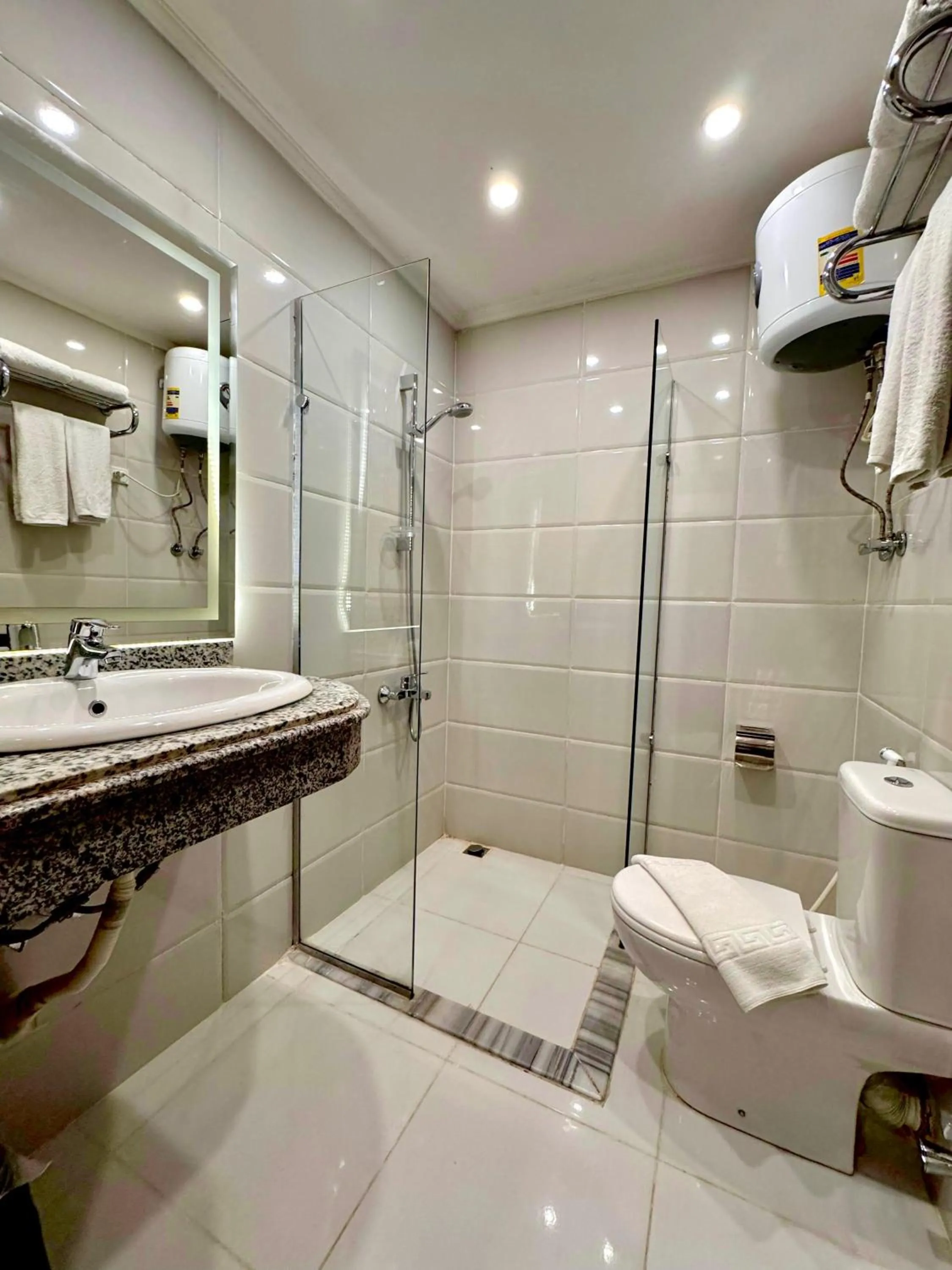 Shower in PYRAMIDS TOWER Inn