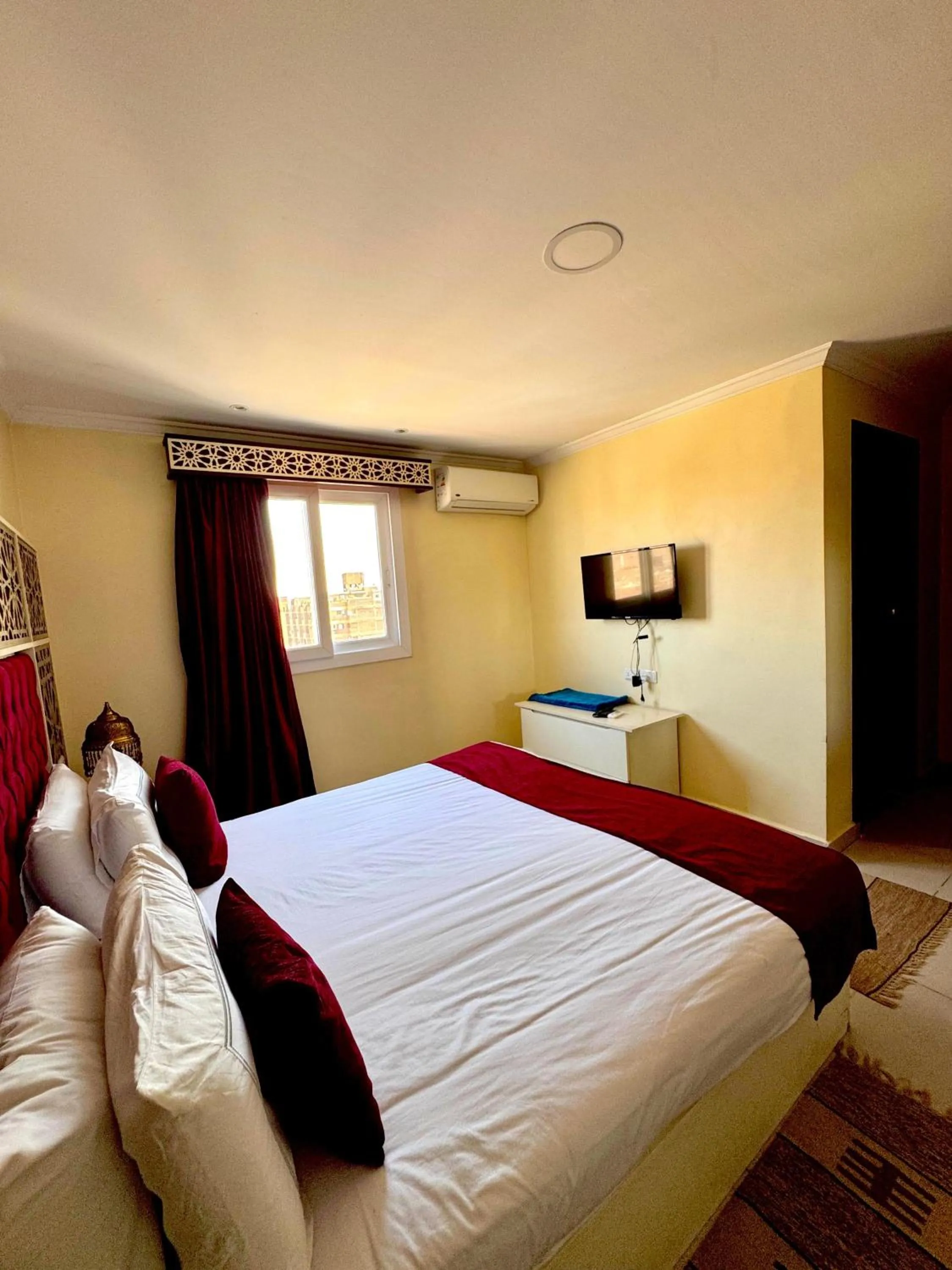 Bed in PYRAMIDS TOWER Inn