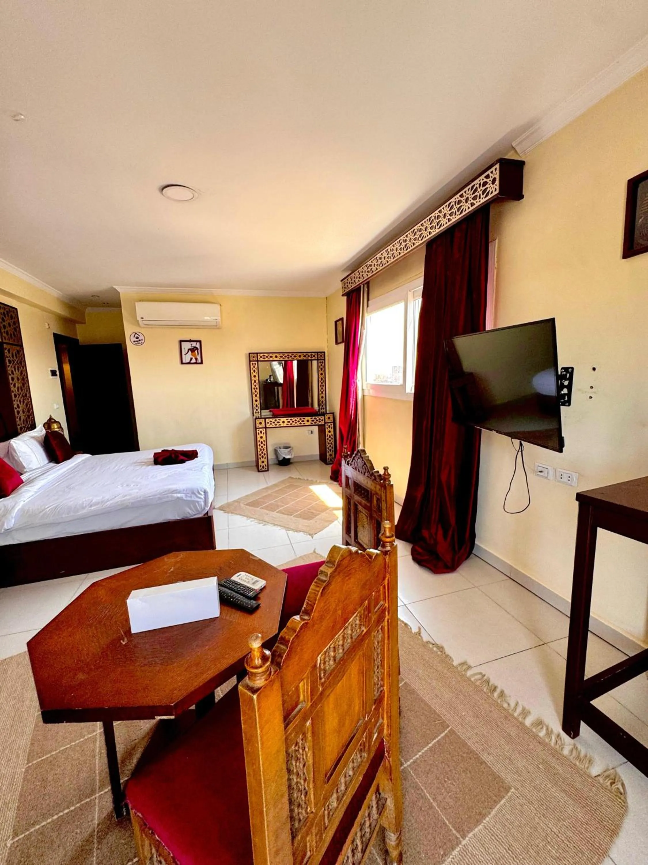 Communal lounge/ TV room, Bed in PYRAMIDS TOWER Inn