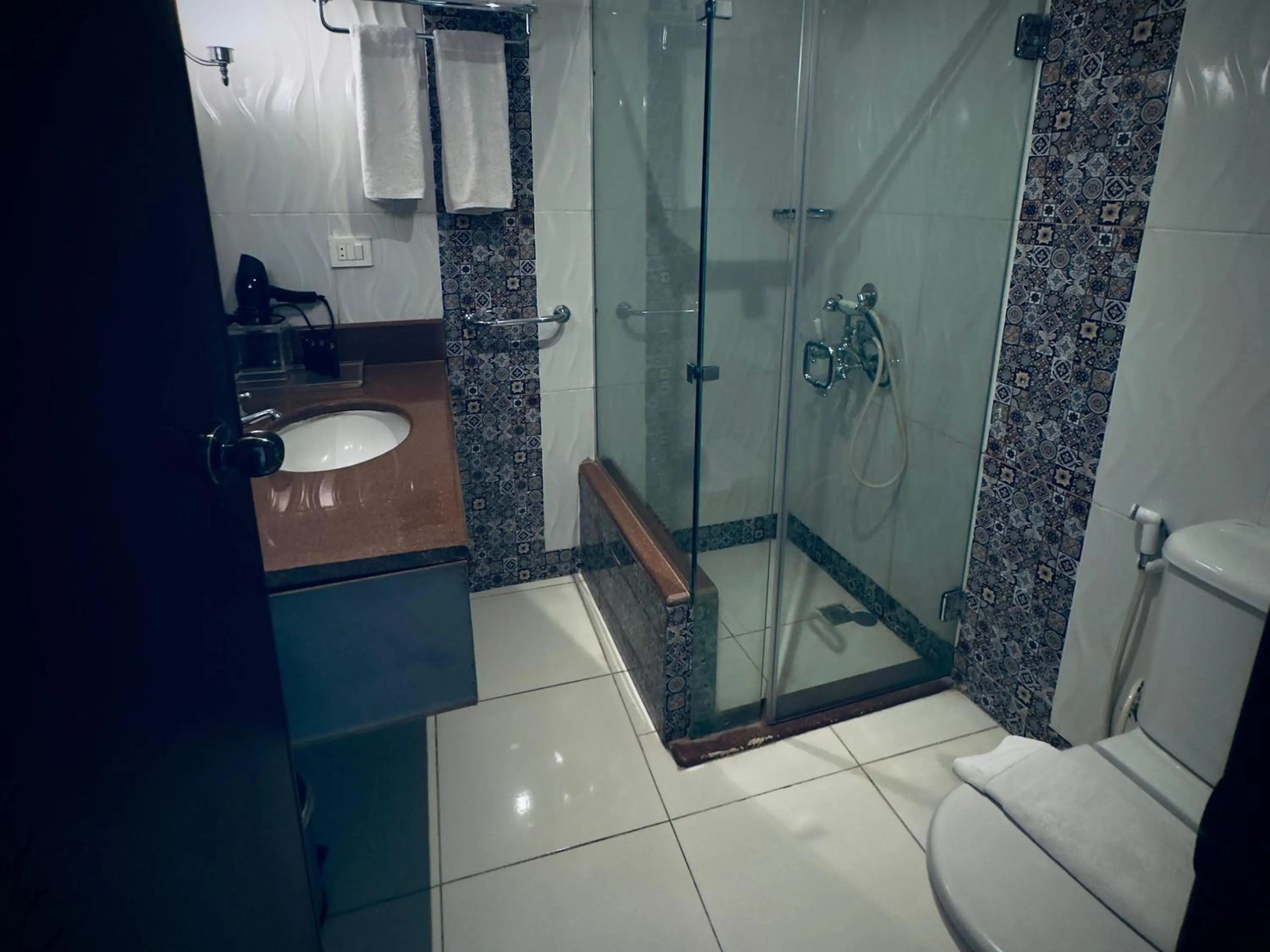 Shower in PYRAMIDS TOWER Inn