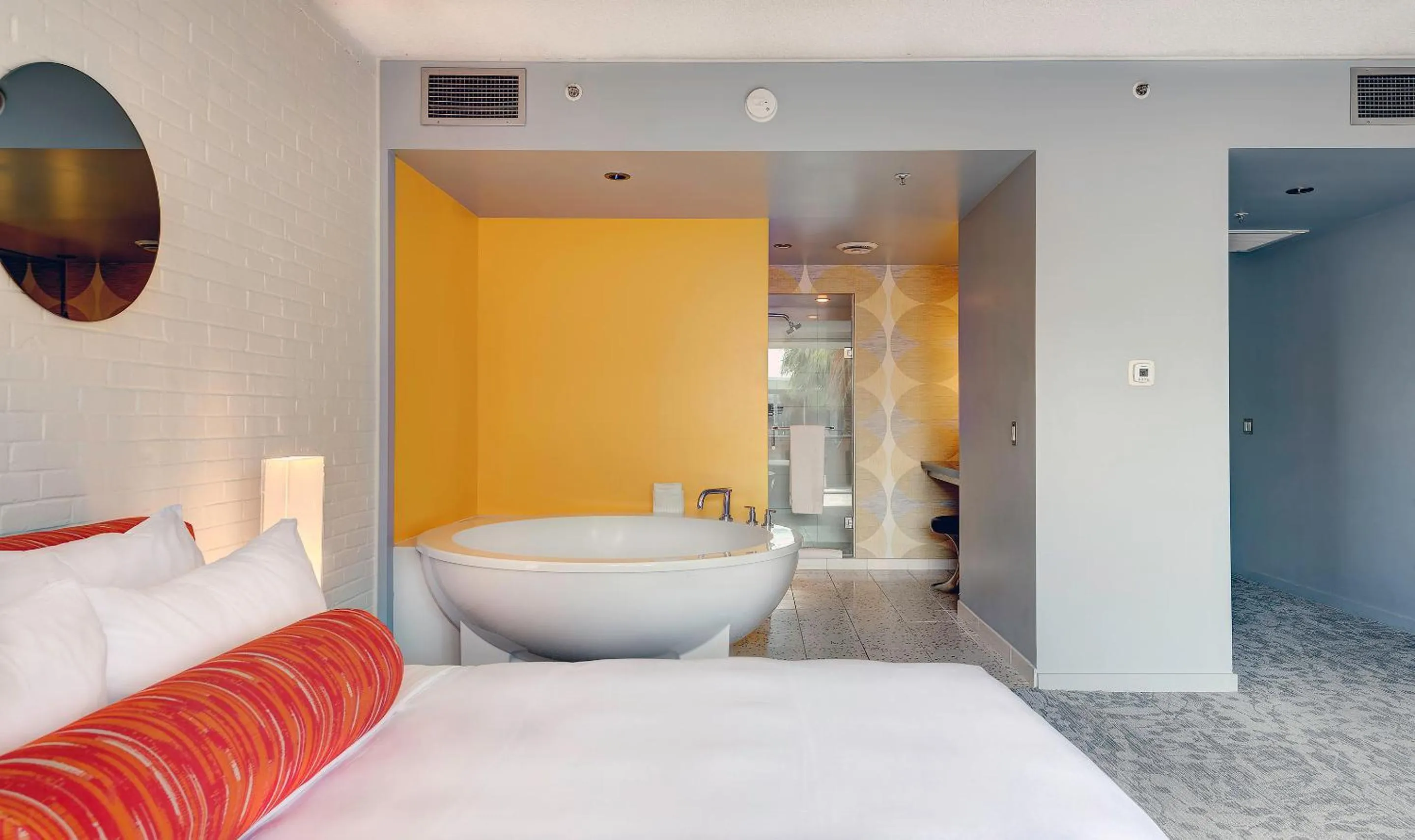 Bathroom, Bed in Hotel Valley Ho