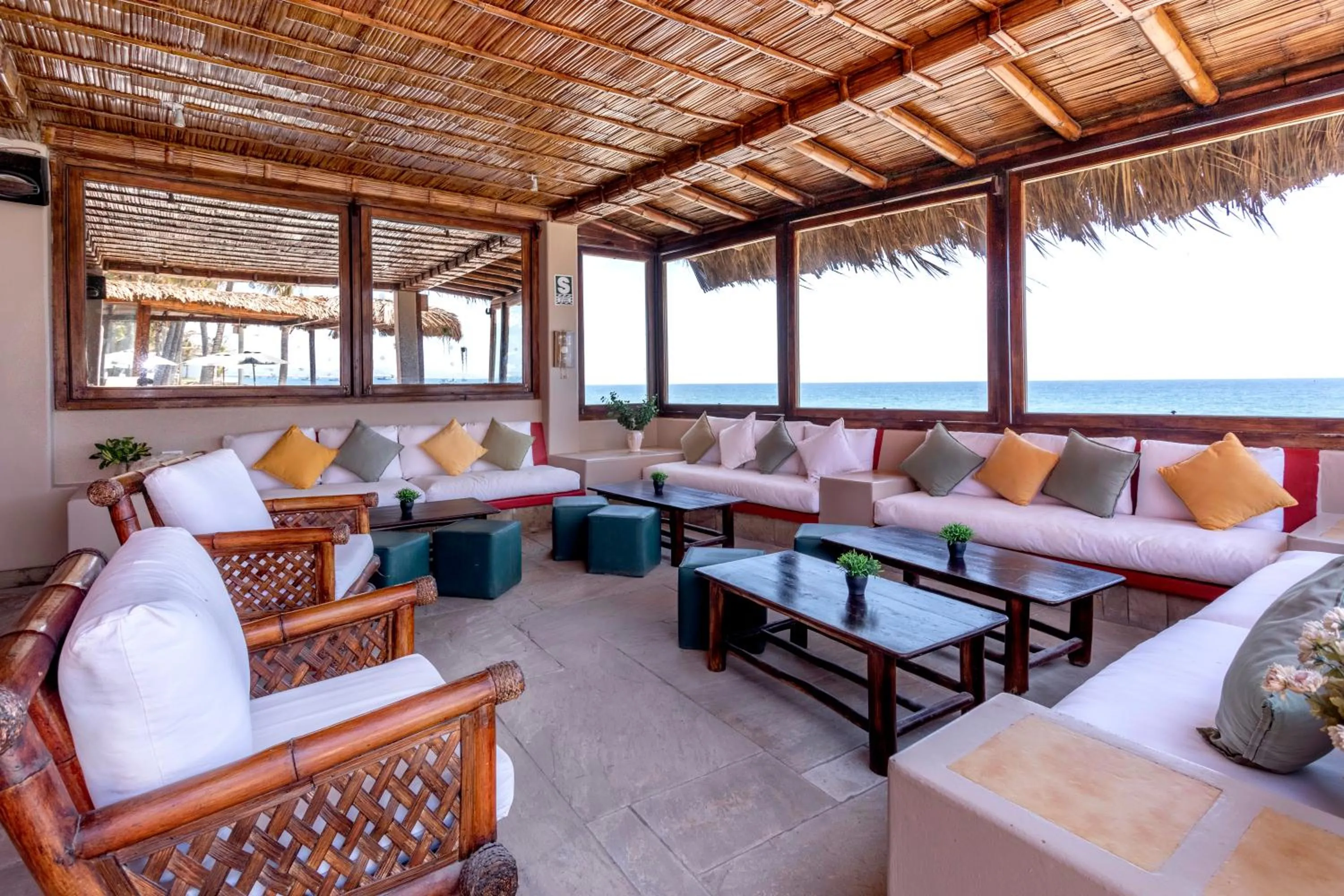 Casa de Playa Bungalows & Restaurant