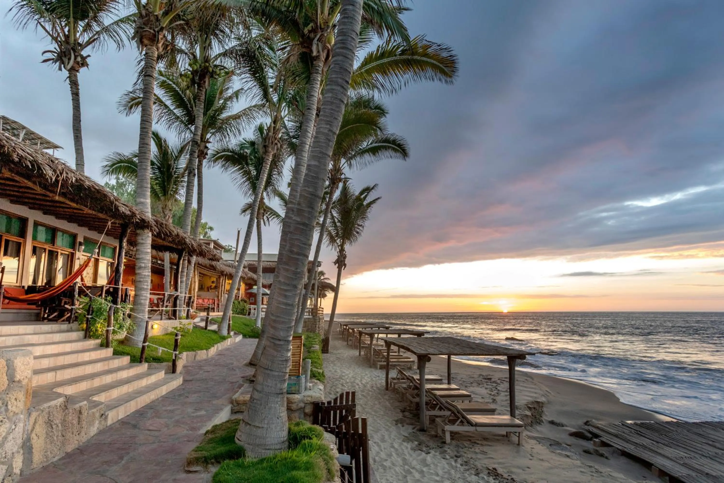 Casa de Playa Bungalows & Restaurant