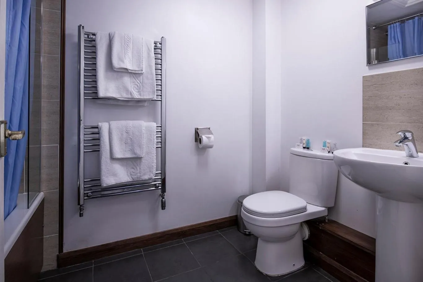 Toilet in Trengilly Wartha Inn