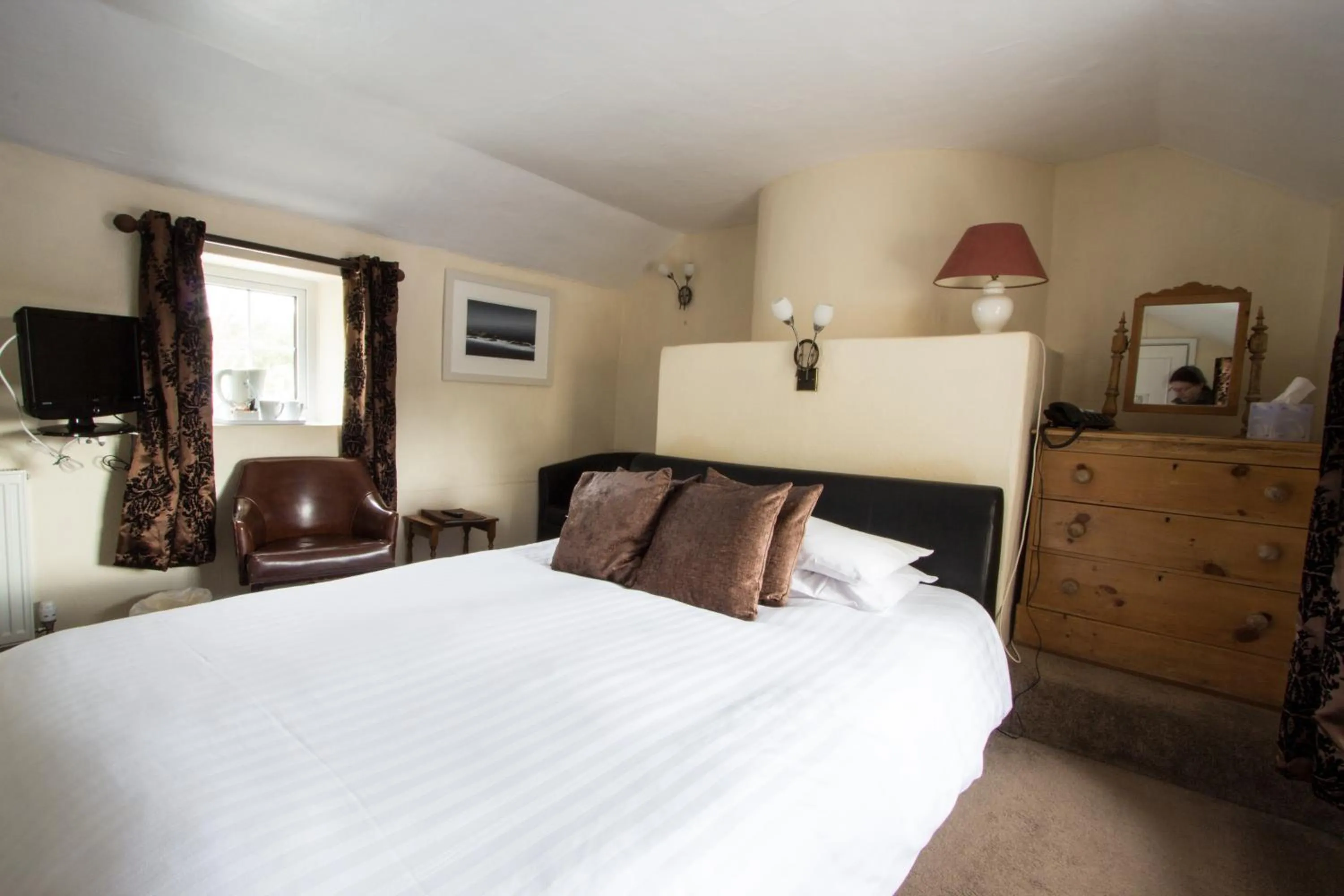 Bed in Trengilly Wartha Inn