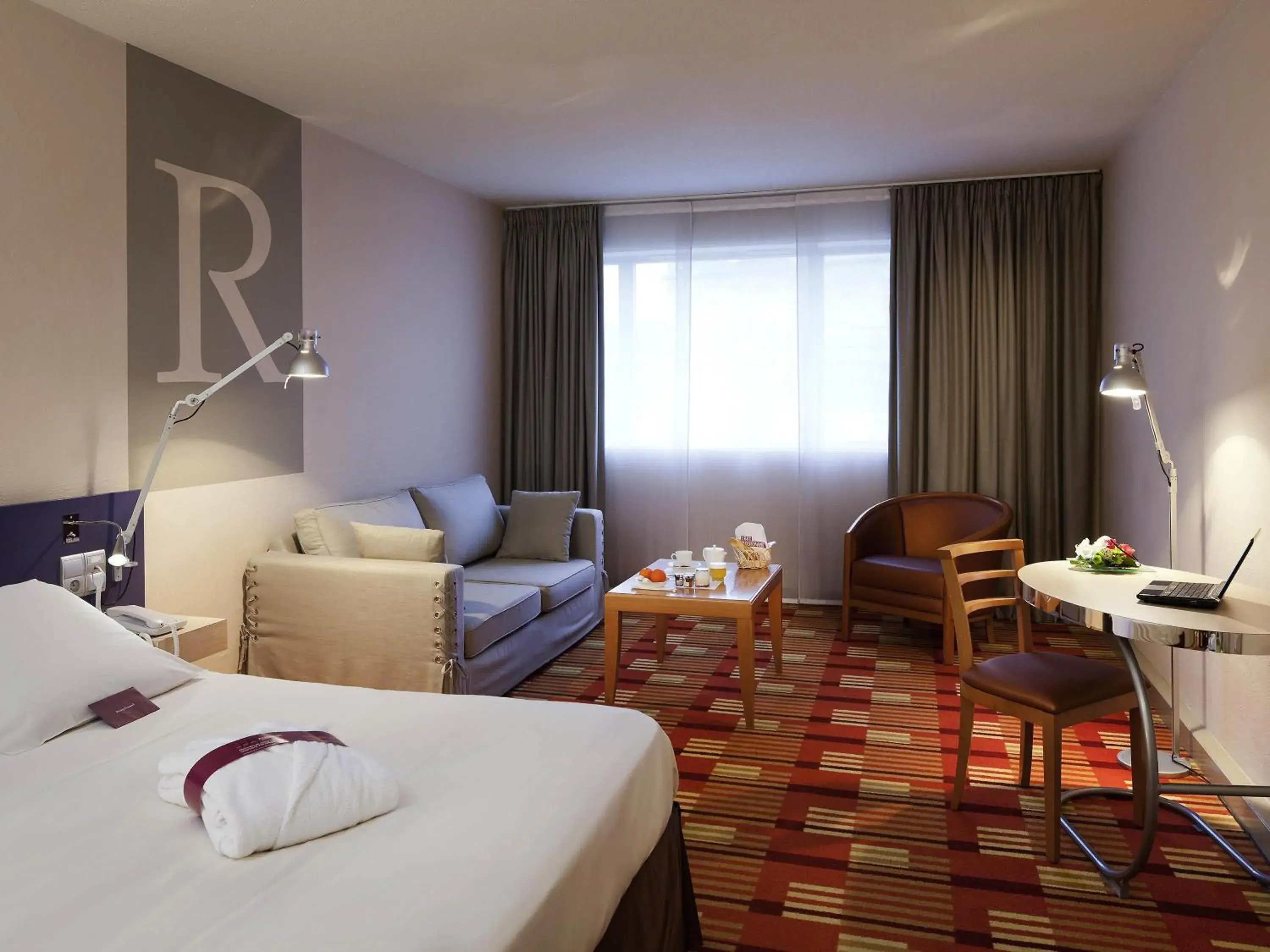 Bedroom, Bed in Mercure Rennes Centre Parlement Bedroom, Bed in Mercure Rennes Centre Parlement