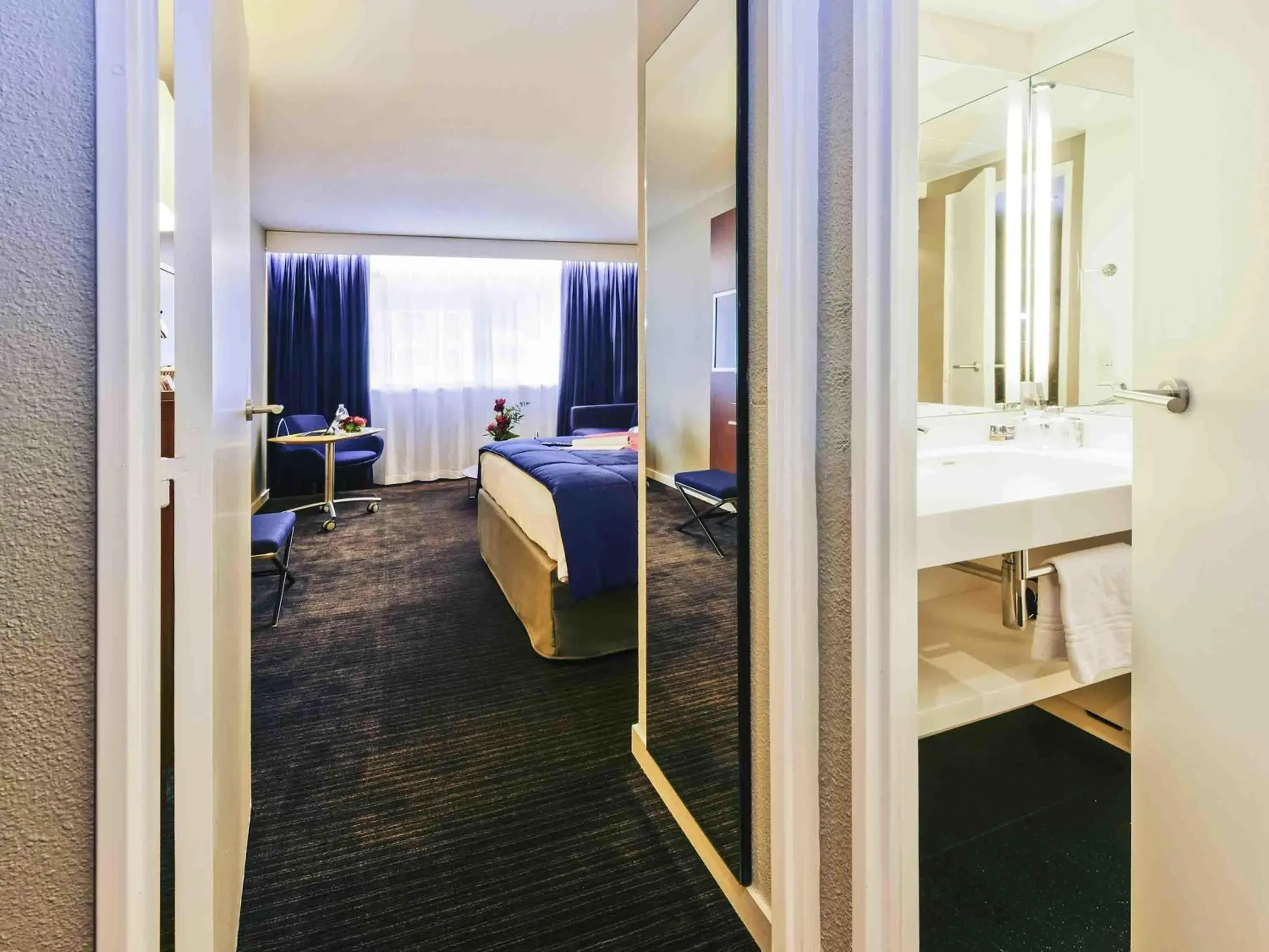 Bedroom, Bed in Mercure Rennes Centre Parlement Bedroom, Bed in Mercure Rennes Centre Parlement